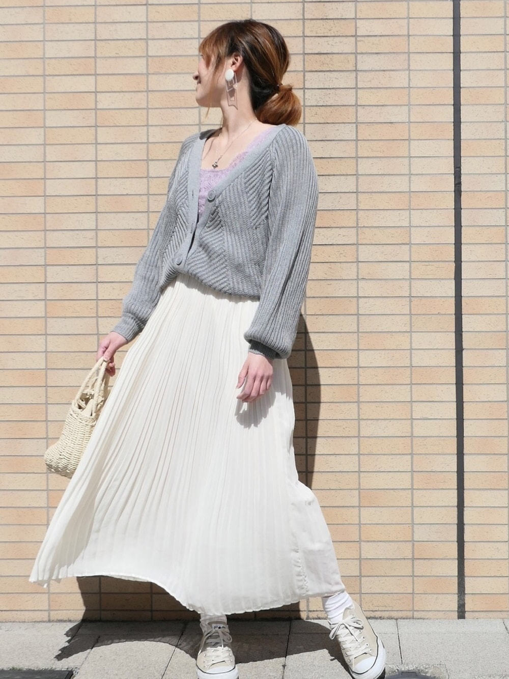 「プリーツスカート、カーディガン、パステル映える春、ロングスカート、converse、春コーデ、カジュアルガーリー、ラベンダー、ホワイト」｜「CORNERSのシフォンプリーツロングスカート（スカート、ホワイト系）」を使った、yuminyさん（レディース・162cm）の春コーディネートの1枚目の写真