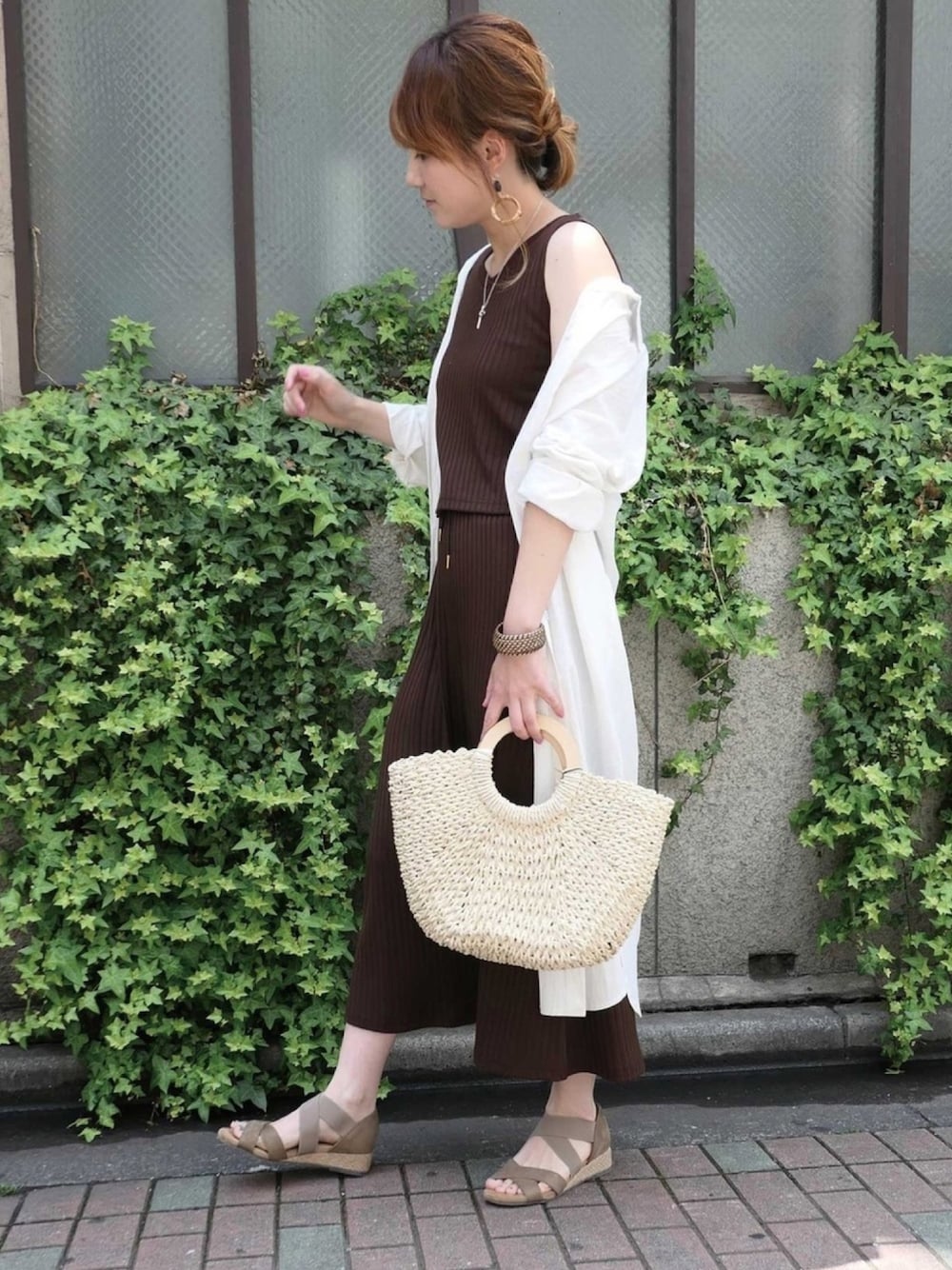 「大人カジュアル、夏コーデ、オトナ女子、ゆるコーデ、ラフ、リゾートスタイル、ロングワンピース、楽チンコーデ、マキシ丈ワンピース、かごバッグ」｜「CORNERSのバンブーリングピアス（ピアス（両耳用）、ブルー系）」を使った、yuminyさん（レディース・162cm）の春コーディネートの1枚目の写真