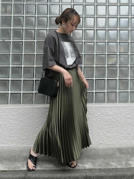 「CORNERS（コーナーズ）のサテンプリーツスカート（スカート）」を使った、yuminyさん（レディース・162cm）の春コーディネート