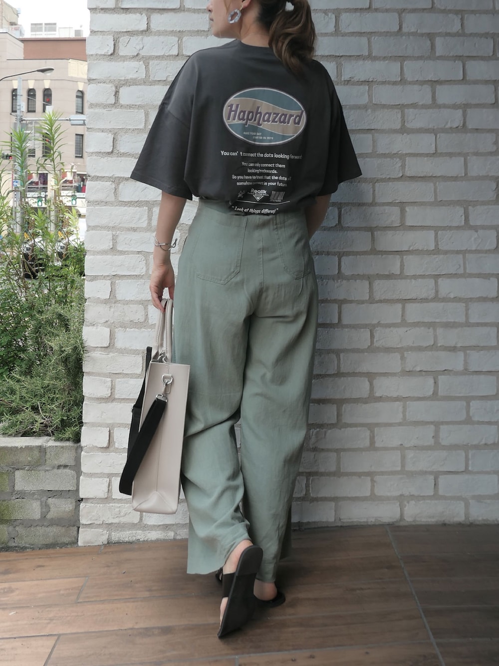 「シンプルコーデ、パンツスタイル、リラックススタイル、カジュアルコーデ、Tシャツ、麻パンツ、カラーパンツ、バックプリント、corners、ミントグリーン」｜「CORNERSの麻レーヨンワイドパンツ（その他パンツ、グリーン系）」を使った、yuminyさん（レディース・162cm）の夏コーディネートの1枚目の写真