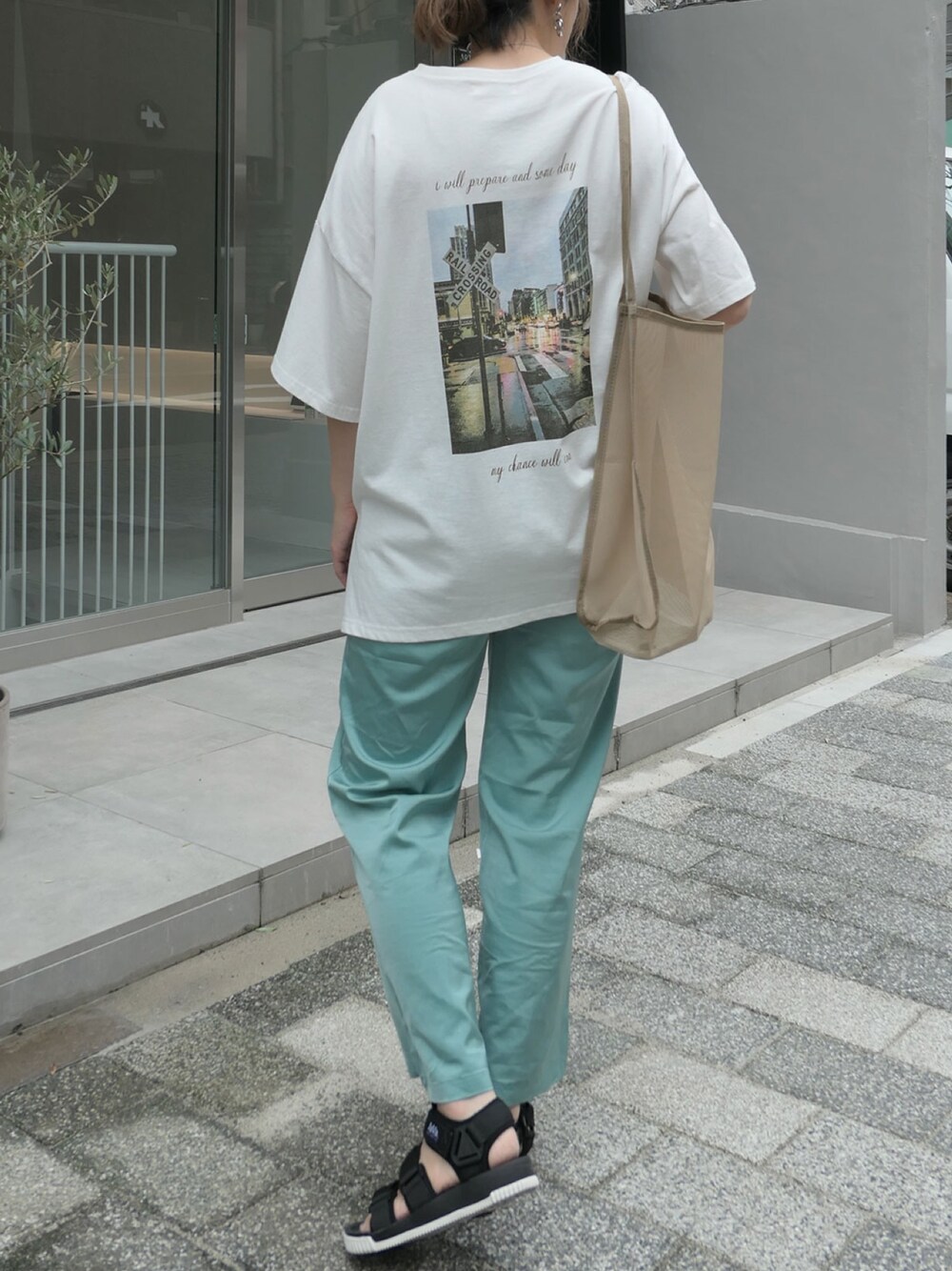yuminyさんの「バックフォトプリントオーバーサイズTシャツ（CORNERS）」を使ったコーディネート