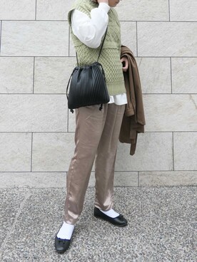 「サテンパンツ」｜「アイテム（トレンチコート）」を使った、yuminyさん（レディース・162cm）の冬コーディネート