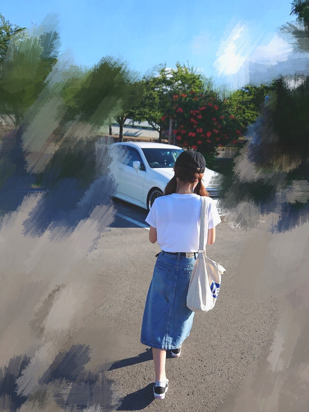 ホワイト系のTシャツ/カットソー、ブルー系のデニムスカート、ホワイト系のスニーカーを着用したレディースの夏コーディネートの1枚目の写真