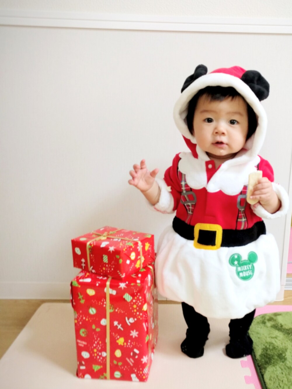 「間違えて削除して再アップ、ほのちゃんコーデ、クリスマス、クリスマスカラー、クリスマスコーデ、ベビーコーデ、おんなのこ、オンザ眉毛、パーティースタイル、クリスマスイブ」｜「赤ちゃん本舗のアイテム（ワンピース、その他）」を使った、✼ほのほの✼さん（キッズ・70cm）の冬コーディネートの1枚目の写真