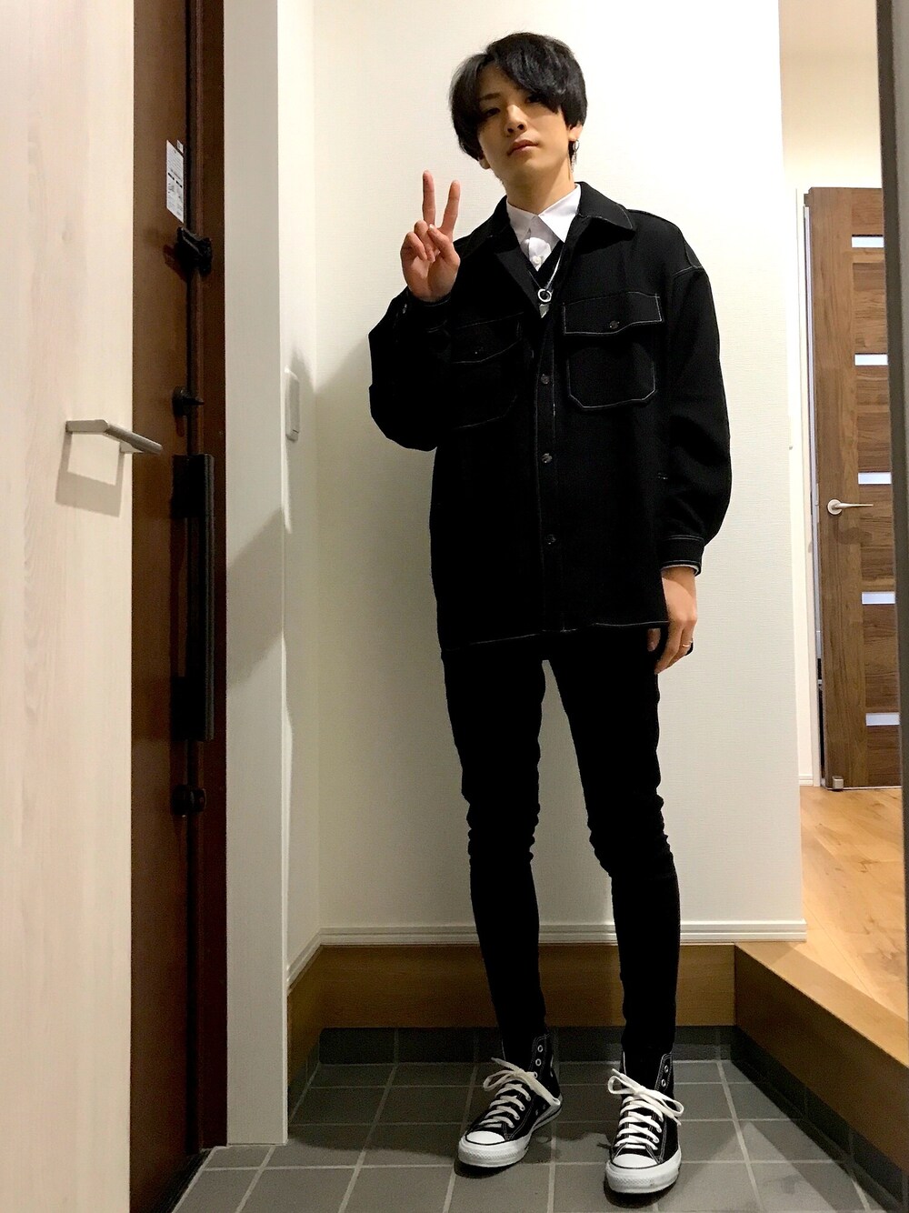 「お洒落さんとつながりたい、春、大人コーデ、ootd、今日のコーデ、きれいめカジュアル、キレイめ、モノトーンコーデ、モノトーン、いいね、save、フォローお願いします🤑」｜「GUのMサイズ（シャツ/ブラウス、ホワイト系）」を使った、ほーぷ（NAOKI）さん（メンズ・180cm）の冬コーディネートの1枚目の写真