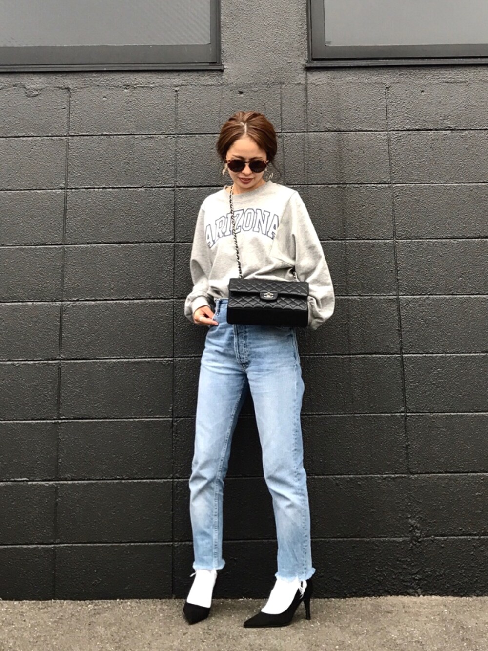 「秋のコーデ、オトナカジュアル、カジュアルコーデ、ラフ、靴下 パンプス、スウェット、chanel、チェーンバッグ」｜「ZARAのアイテム（デニムパンツ、ブルー系）」を使った、ntk !さん（レディース・156cm）の秋コーディネートの1枚目の写真
