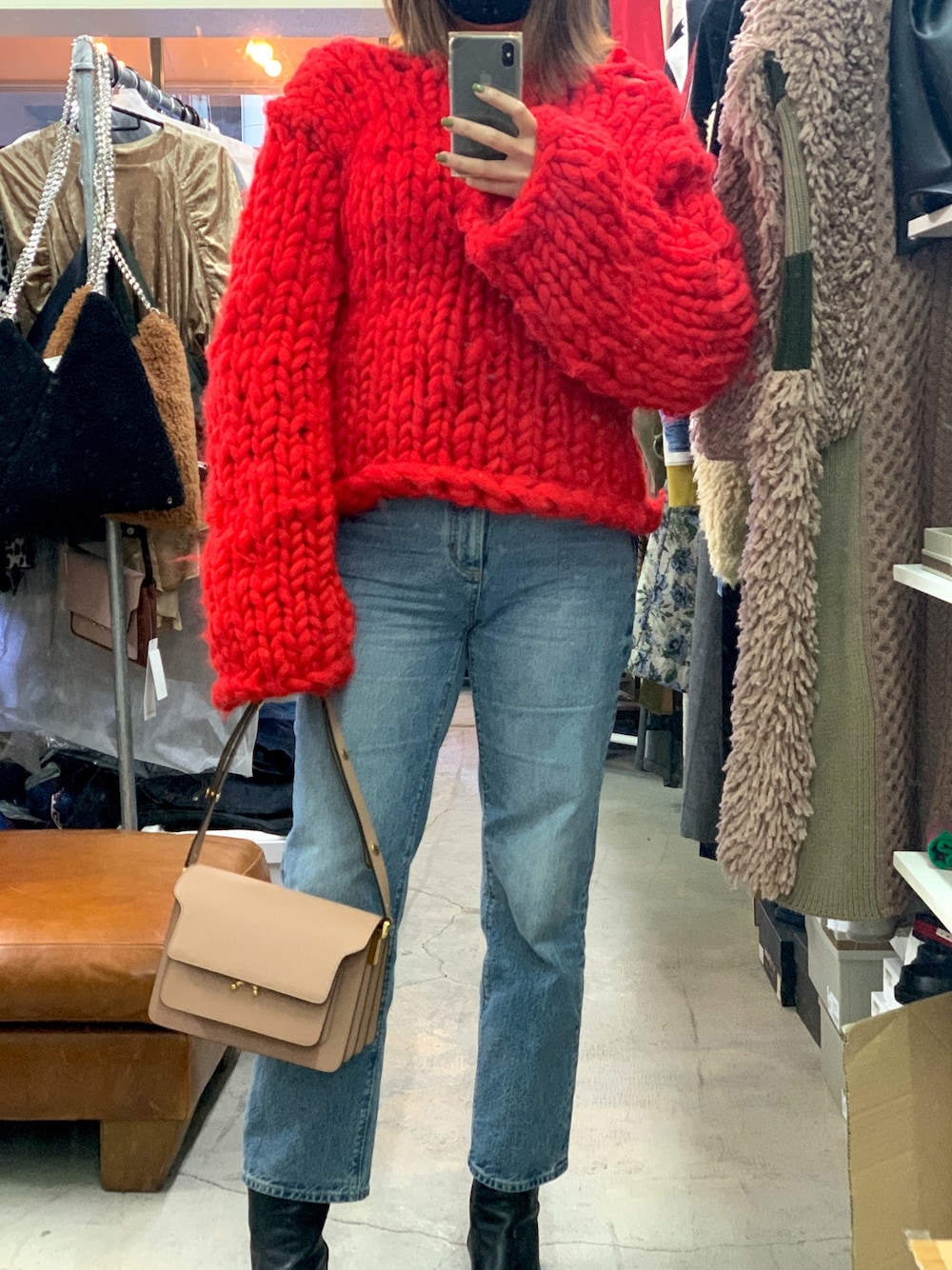 「MARNI、ショルダーバッグ、トランクバッグ、マルニ、オトナカジュアル、ローゲージニット、赤ニット、デニム」｜「MARNIのアイテム（ショルダーバッグ、ベージュ系）」を使った、DAMIER_Osaka.Yumiさん（レディース・170cm）の秋コーディネートの1枚目の写真