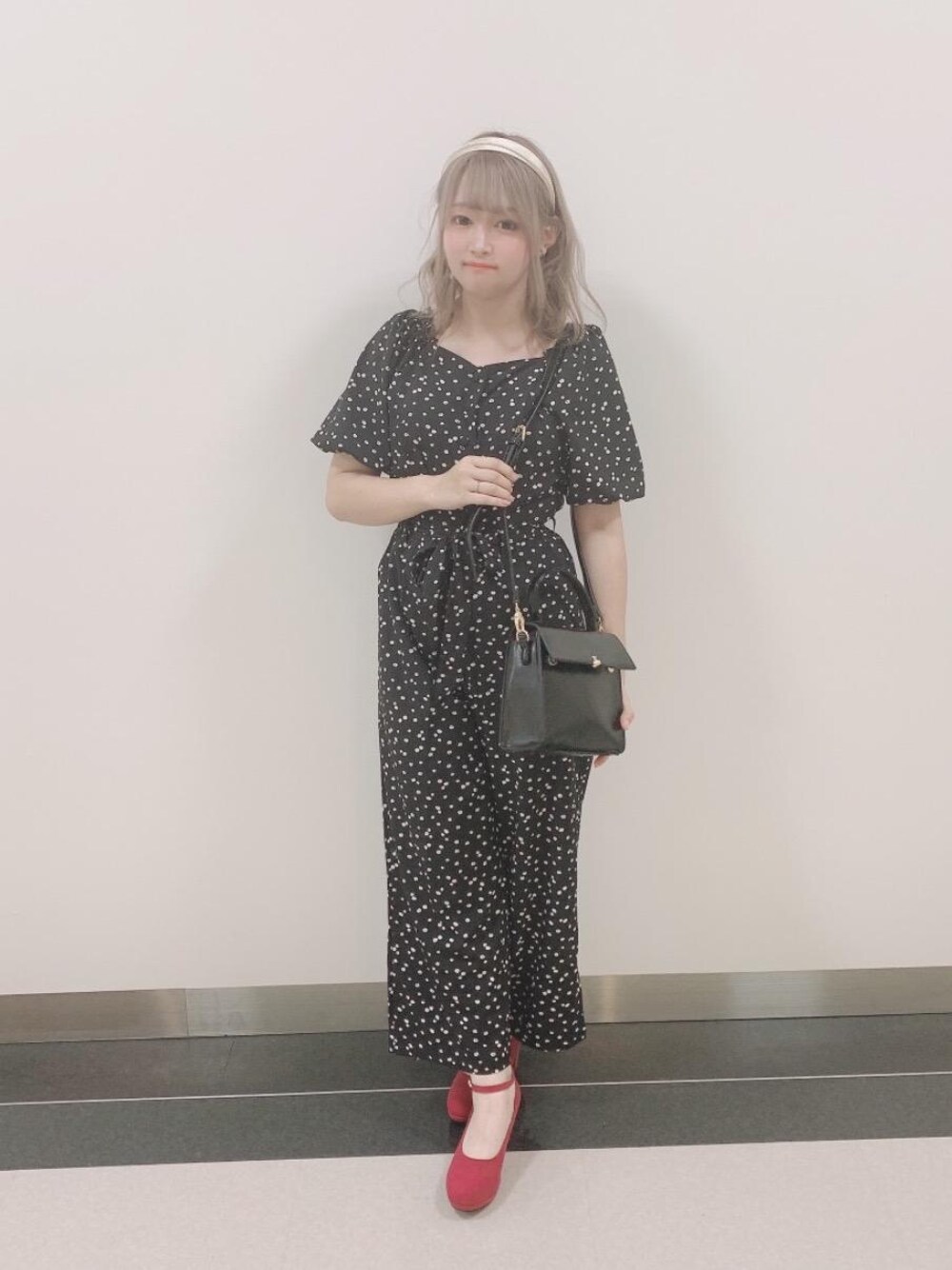 「オールインワン、MAJESTIC LEGON、マジェスティックレゴン、マジェ、船橋ららぽーと」｜「MAJESTIC LEGONのフカフカパンプス（パンプス、レッド系）」を使った、マジェスティックレゴンららぽーとTOKYO-BAY店スタッフさん（レディース・154cm）の夏コーディネートの1枚目の写真