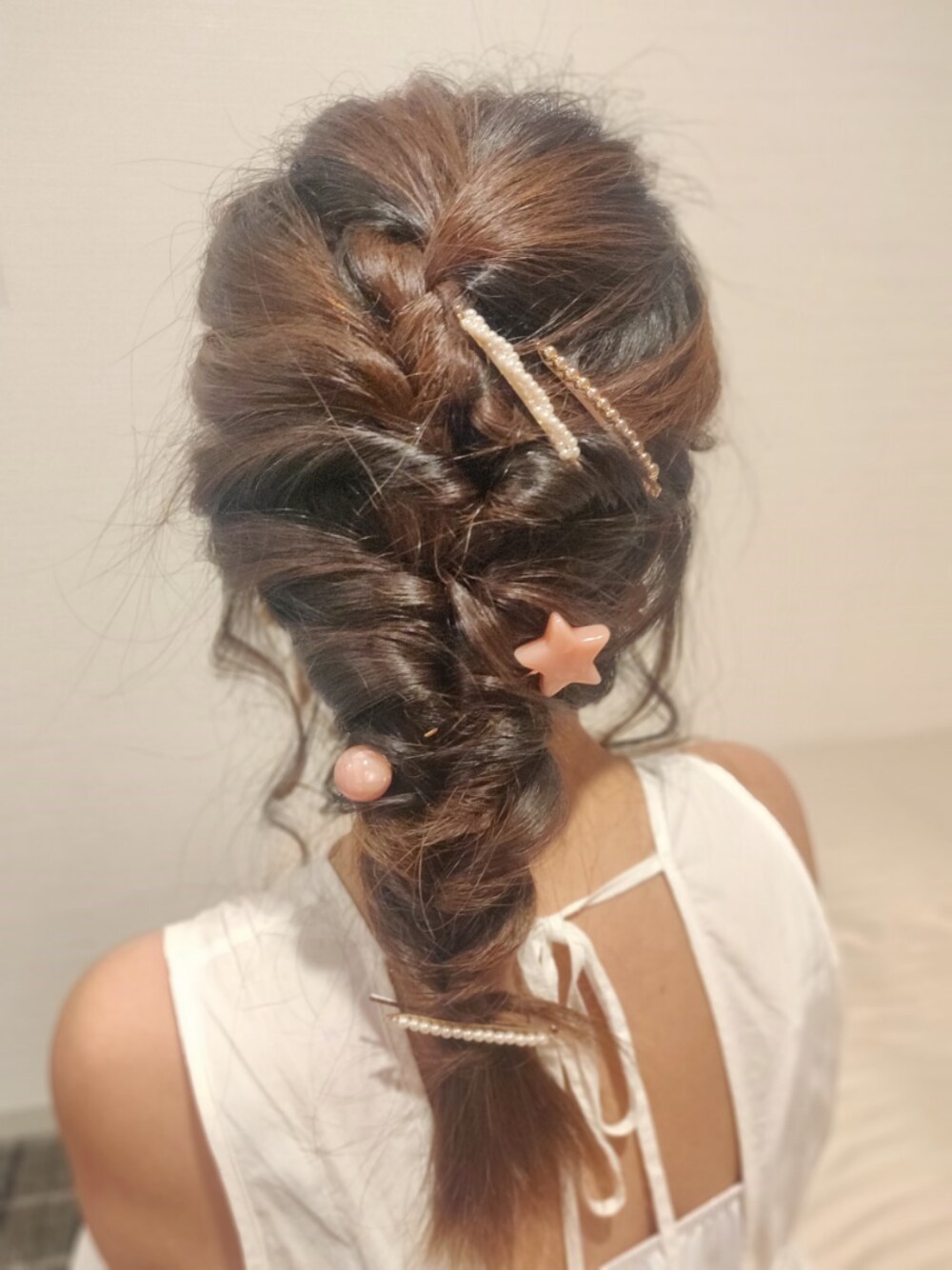 ピンク系のその他ヘアアクセサリーを着用したレディースの夏コーディネートの1枚目の写真