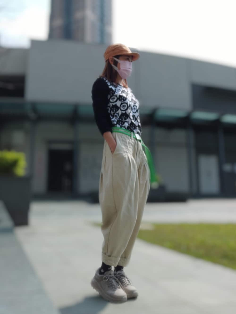 「BEAMS BOYのHOKA ONE ONE / KAHA Low GTX（スニーカー、ブラウン系）」を使った、じょえびさん（レディース・153cm）の春コーディネートの1枚目の写真