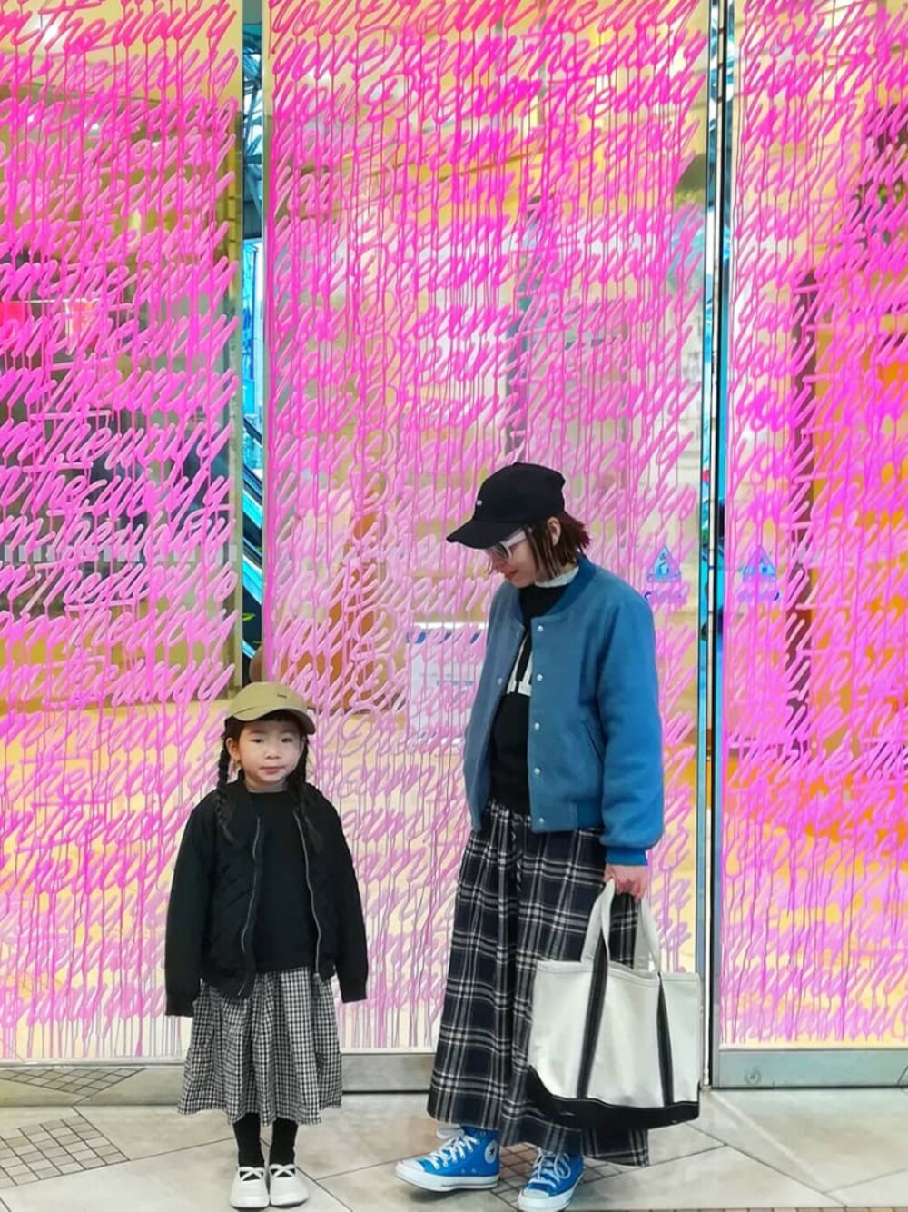 「キッズコーデ、カジュアルコーデ、キッズファッション、女の子、おそろいコーデ、ootd、チェック、親子コーデ、ママコーデ、キャップ」｜「LeeのLee ロゴキャップ（キャップ、ベージュ系）」を使った、みっちゃんさん（キッズ・90cm）の冬コーディネートの1枚目の写真