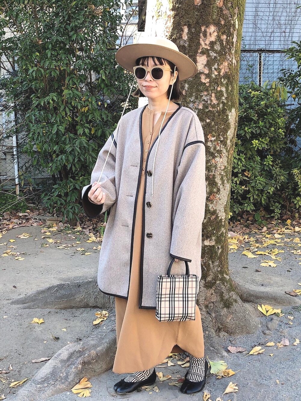 「モーメントプラス、moment+、冬コーデ、アウター、コート、オトナカジュアル、カジュアルコーデ、オトナ女子、ファッション、ママコーデ」｜「moment+のノーカラーパイピングコート（ノーカラージャケット、ブラウン系）」を使った、みっちゃんさん（レディース・154cm）の冬コーディネートの1枚目の写真