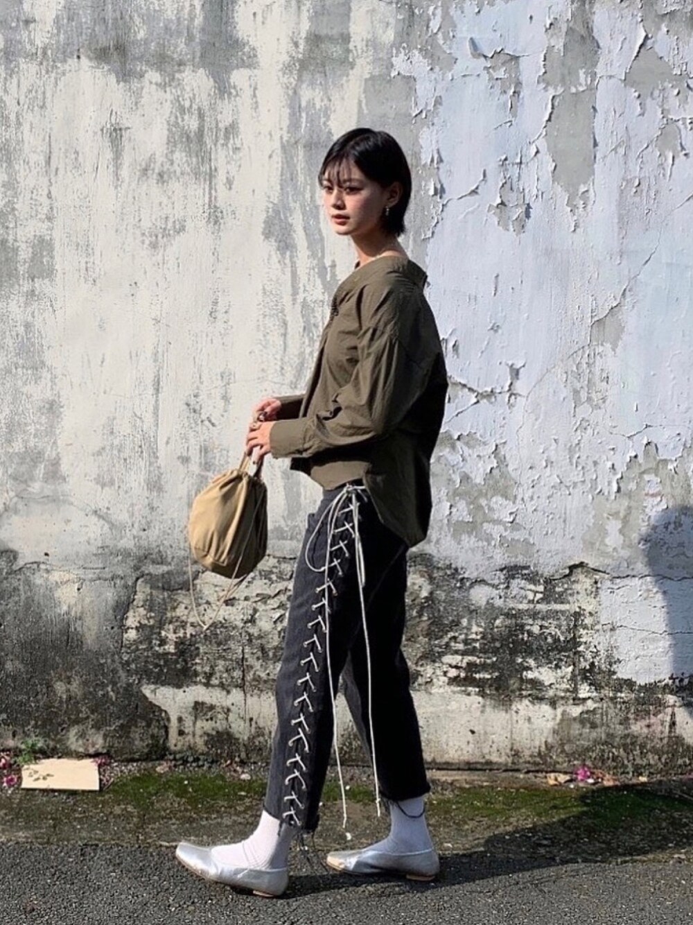 「SENSE OF PLACE by URBAN RESEARCHのノーカラールーズシャツ（シャツ/ブラウス、グリーン系）」を使った、Jammyさん（レディース・163cm）の秋コーディネートの1枚目の写真