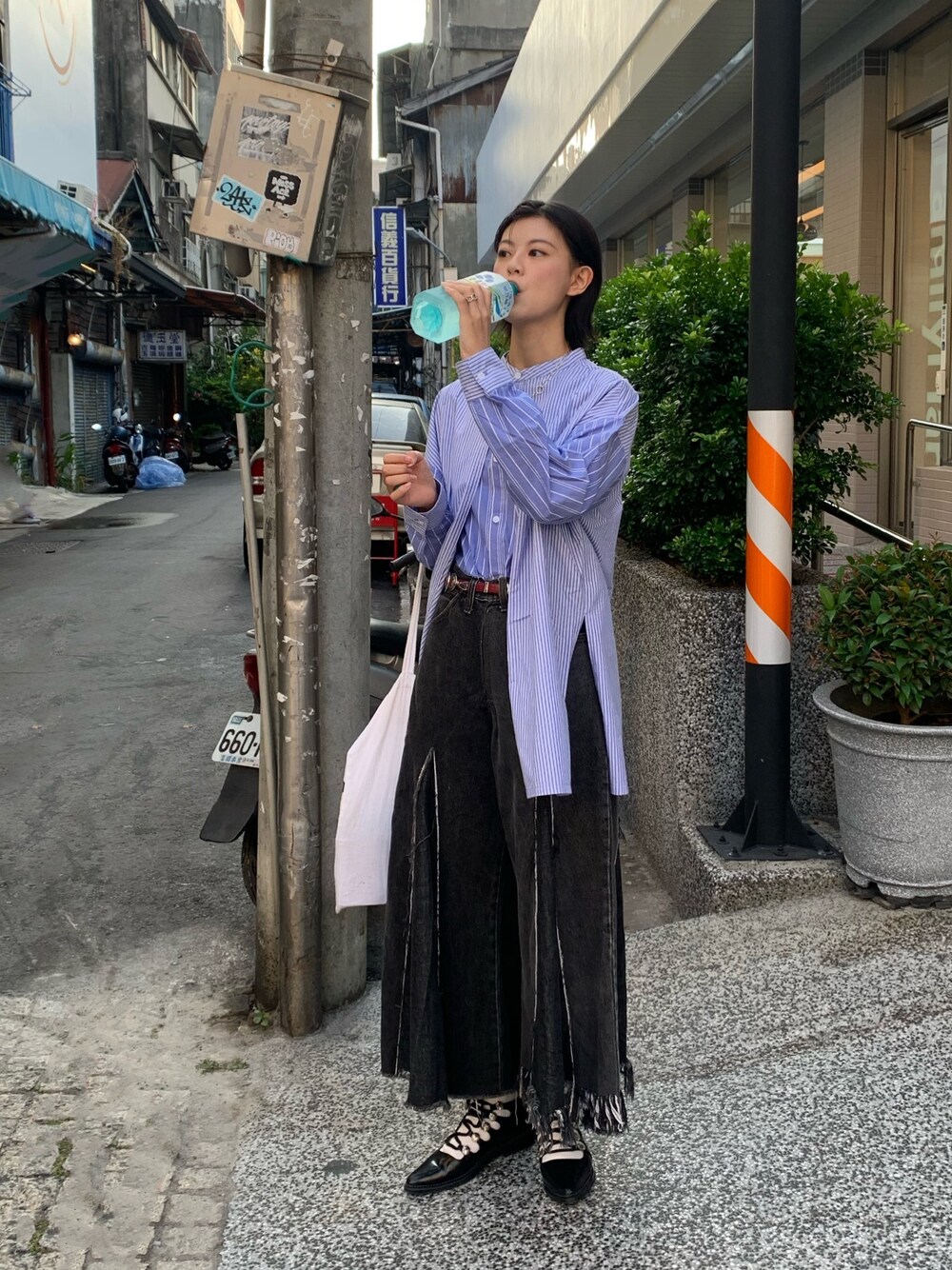 「KBFの【WEB限定】リバーシブルシャツ（シャツ/ブラウス、ホワイト系）」を使った、Jammyさん（レディース・163cm）の秋コーディネートの1枚目の写真