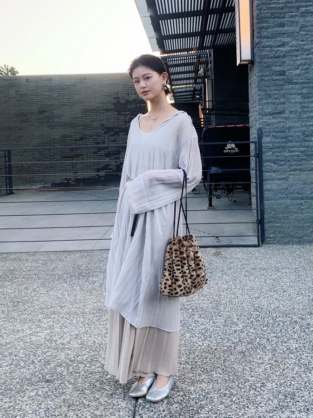 「SENSE OF PLACE by URBAN RESEARCHのワイドスリーブシアーワンピース（ワンピース、グリーン系）」を使った、Jammyさん（レディース・163cm）の冬コーディネートの1枚目の写真