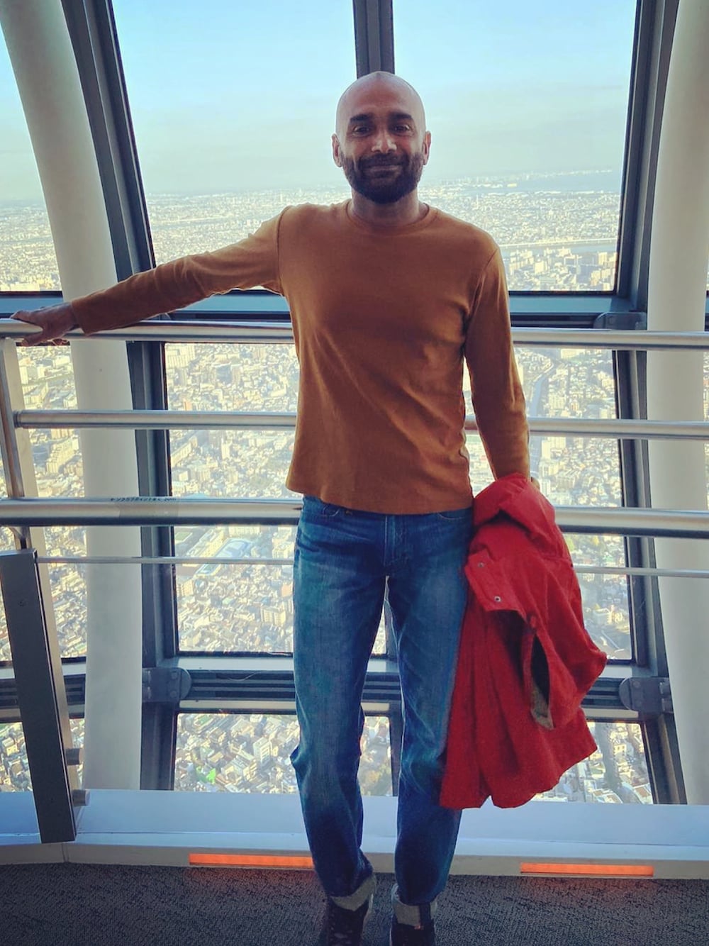 「fall、travel、UNIQLO、TOKYO、streetstyle、casual、menswear」｜「UNIQLOのアイテム（その他アウター、オレンジ系）」を使った、கோனா கூலிさん（メンズ・178cm）の秋コーディネートの1枚目の写真