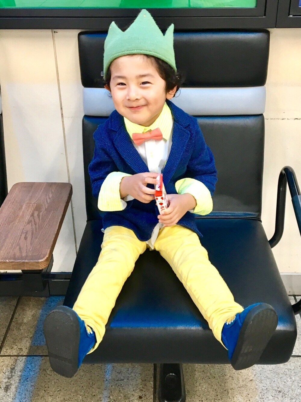 「春コーデ、4歳男の子、おしゃれキッズ、ウフクラウン、蝶ネクタイ、シャツ×蝶ネクタイ、休日スタイル、おでかけコーデ、ハデ色、撮影コーデ」｜「HAKKA KIDSの蛍光ストライプクレリックシャツ（シャツ/ブラウス、ホワイト系）」を使った、ROIROIさん（キッズ・110cm）の春コーディネートの1枚目の写真