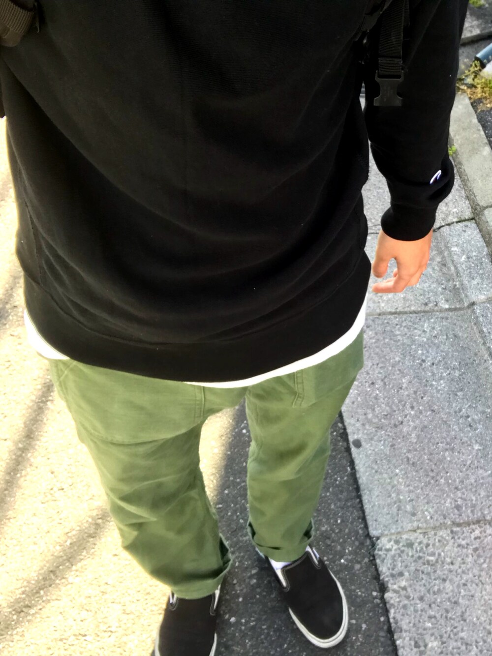 「Champion、ファティーグパンツ、orslow、スウェット、VANS」｜「Championの【Champion】クルーネックスウェット（スウェット、ブラック系）」を使った、わっきーさん（メンズ・170cm）の春コーディネートの1枚目の写真