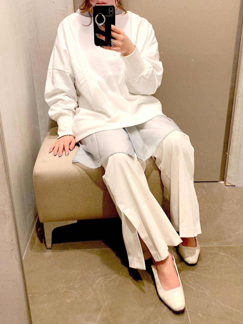 「ワントーンコーデ、ホワイトパンツ、低身長、休日スタイル、シンプルコーデ、春コーデ、シアーシャツ、スウェット、セミフレアパンツ」｜「DouDouのクルーネックスウェット（Tシャツ/カットソー、ホワイト系）」を使った、doudouyukieさん（レディース・152cm）の春コーディネートの1枚目の写真