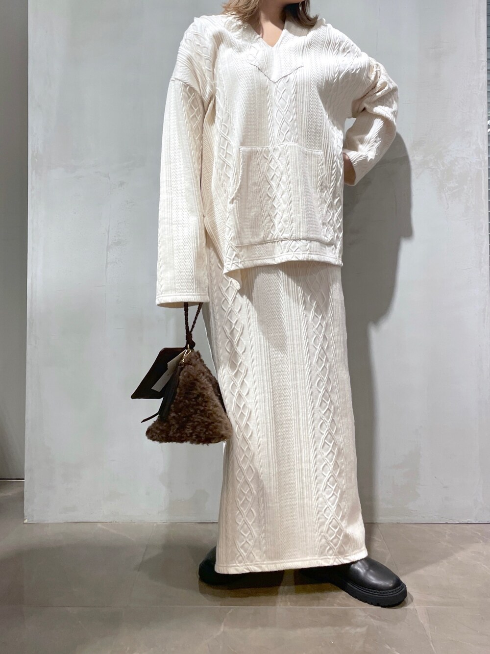 doudouyukieさんの「ケーブル編みSET フーディー＋タイトスカート（DouDou）」を使ったコーディネート