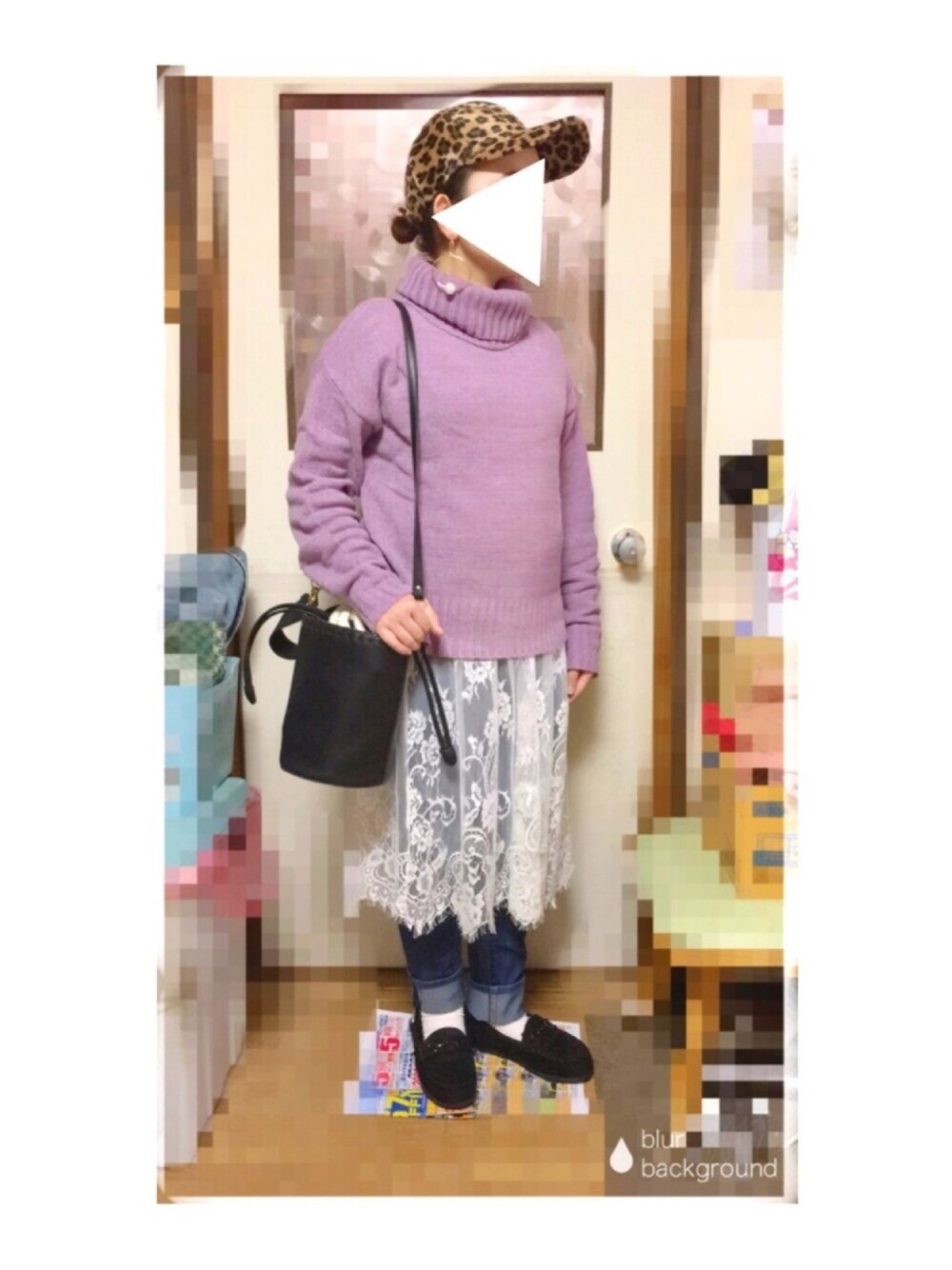 ピンク系のニット/セーター、ホワイト系のキャミソール、ブルー系のデニムパンツを着用したレディースの冬コーディネートの1枚目の写真