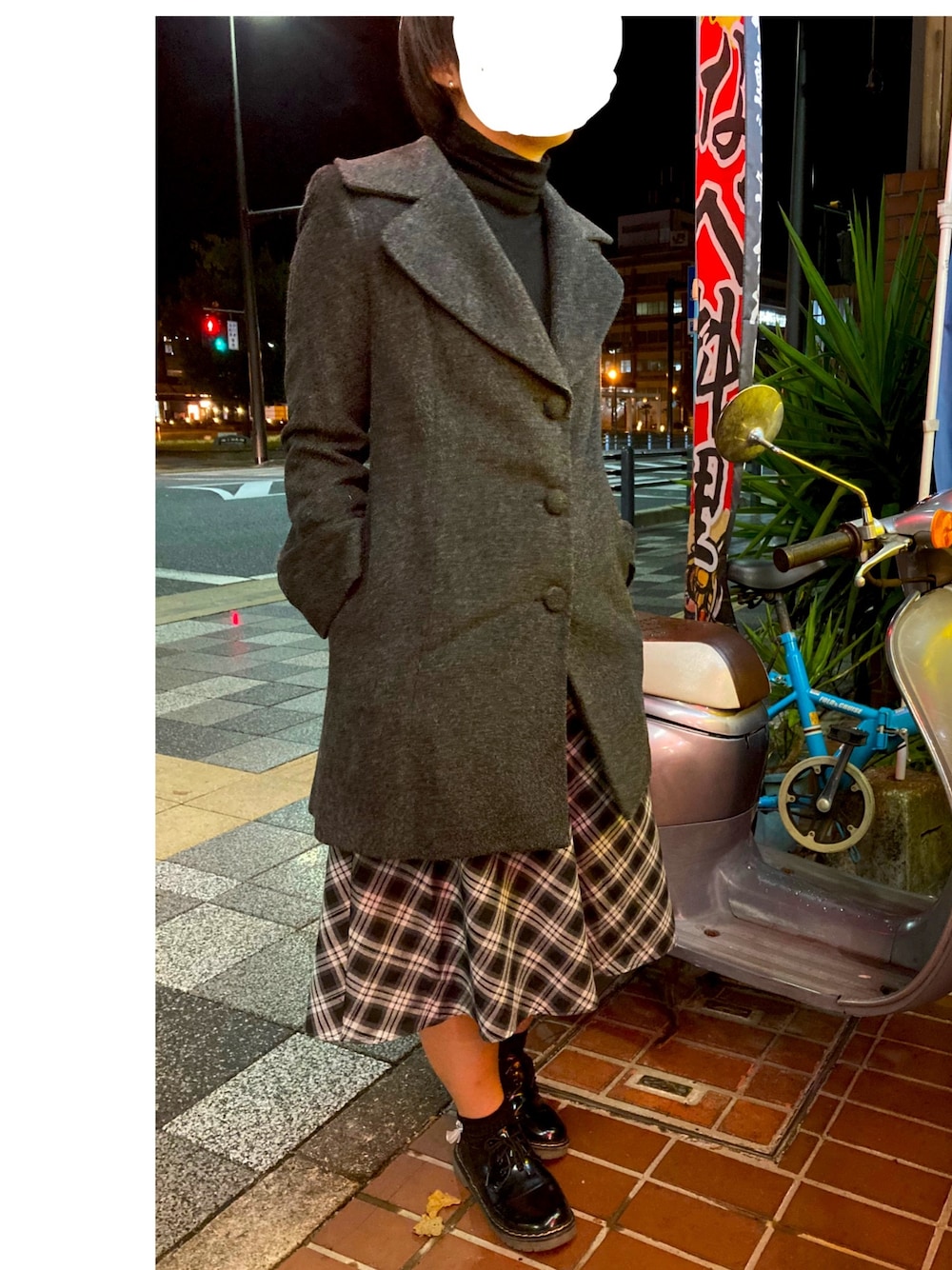 グレー系のスカート、ブラック系のドレスシューズ、ブラック系のニット/セーターを着用したレディースの秋コーディネートの1枚目の写真