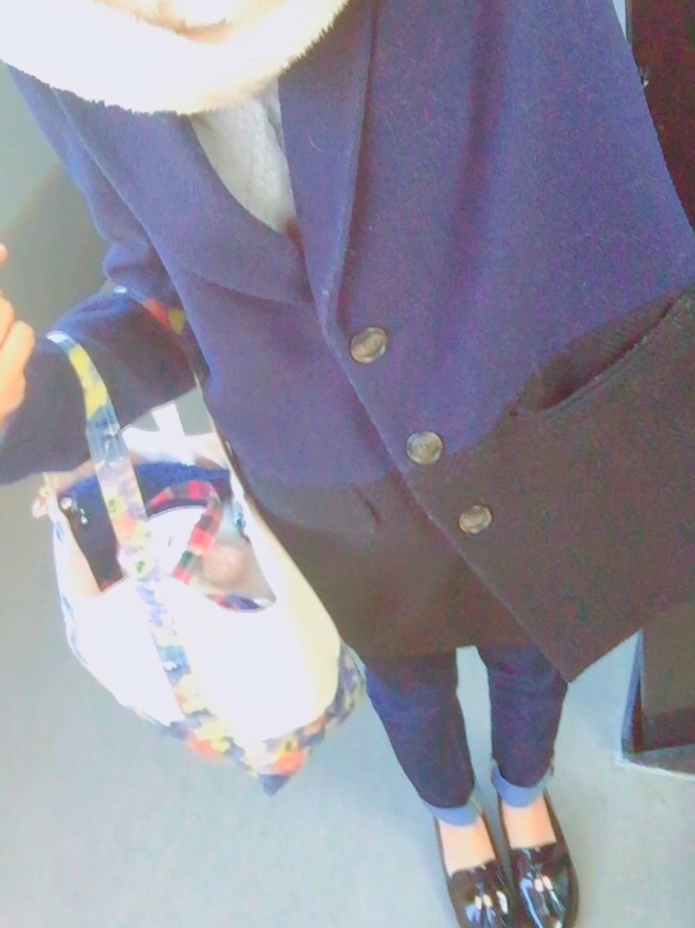 ブルー系のチェスターコート、ホワイト系のトートバッグ、ブラック系のバレエシューズを着用したレディースの冬コーディネートの1枚目の写真