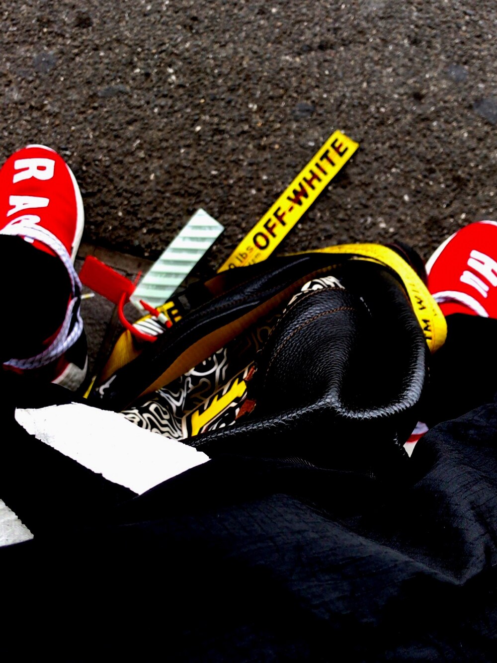 「スニーカーコーデ、オフホワイト、コーチ(COACH)、キースへリング、human race、adidas」｜「COACHのアイテム（バックパック/リュック、ブラック系）」を使った、rさん（メンズ・160cm）の冬コーディネートの1枚目の写真