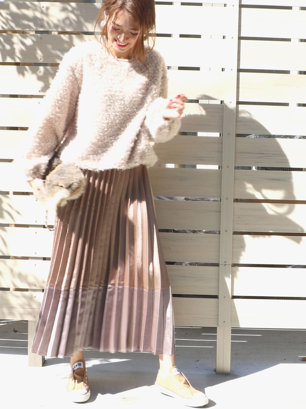 ベージュ系のニット/セーター、ゴールド系のスカートを着用したレディースの秋コーディネートの1枚目の写真