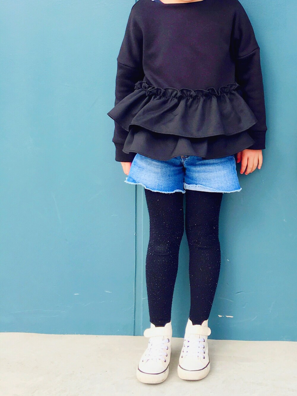 「myu、myukids、キッズコーデ、キッズ、キッズファッション、女の子、女の子コーデ、kidsfashion、115cm」｜「M y uの大人気商品からKIDSでサイズ登場！2段フリル切り替えプルオーバー（スウェット、ブラック系）」を使った、miyuさん（レディース・158cm）の冬コーディネートの1枚目の写真