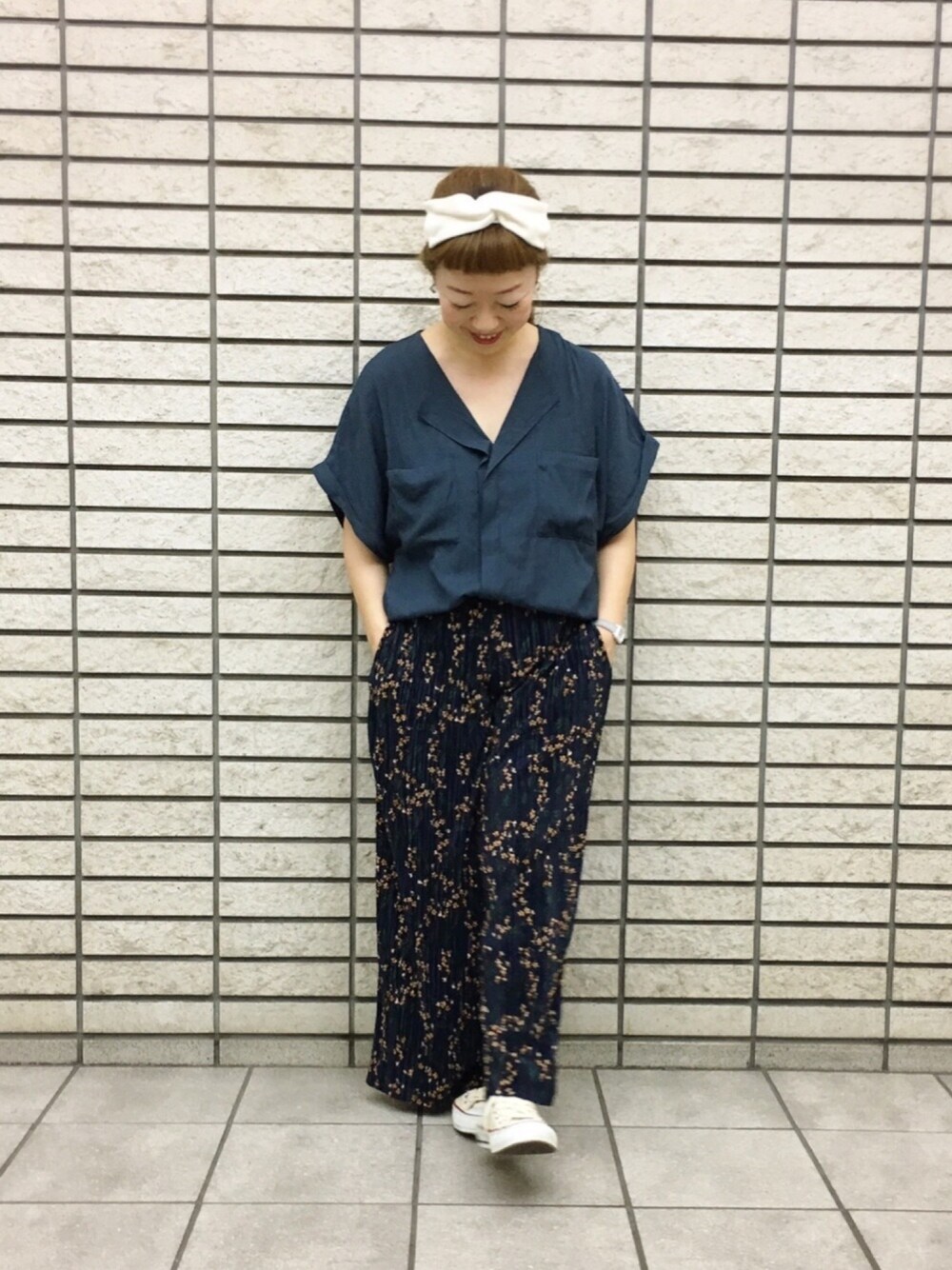 「プリーツパンツ、LBC、小花柄、ネイビー×ネイビー、コンバース」｜「LBCのオープンカラーポケ付きブラウス              （シャツ/ブラウス、ブルー系）」を使った、c-chamさん（レディース・154cm）の夏コーディネートの1枚目の写真