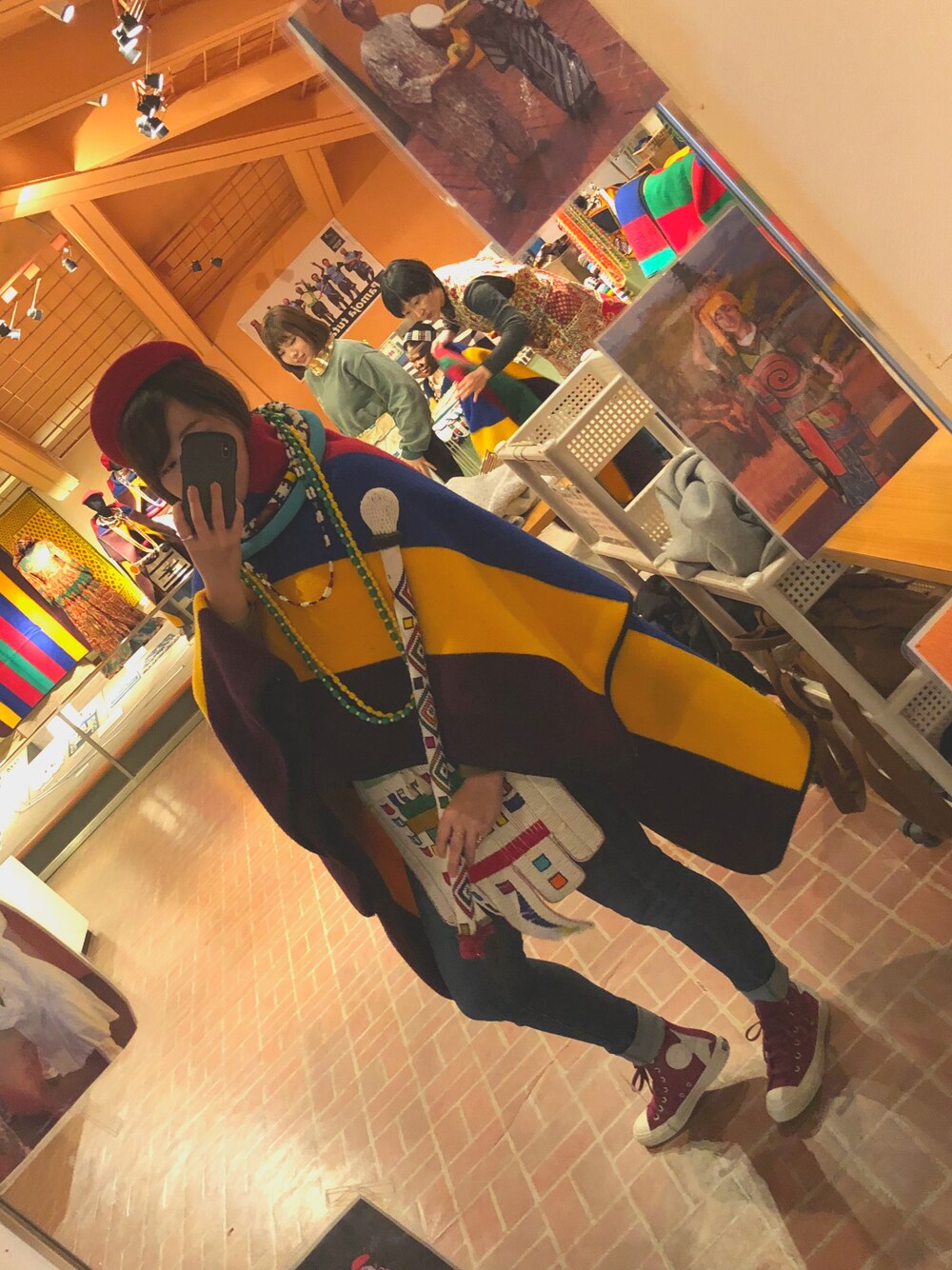 「ootd、Africa、ndebele、littleworld」｜「little worldのアイテム（ポンチョ、イエロー系）」を使った、Yamashita Momokaさん（レディース・163cm）の冬コーディネートの1枚目の写真