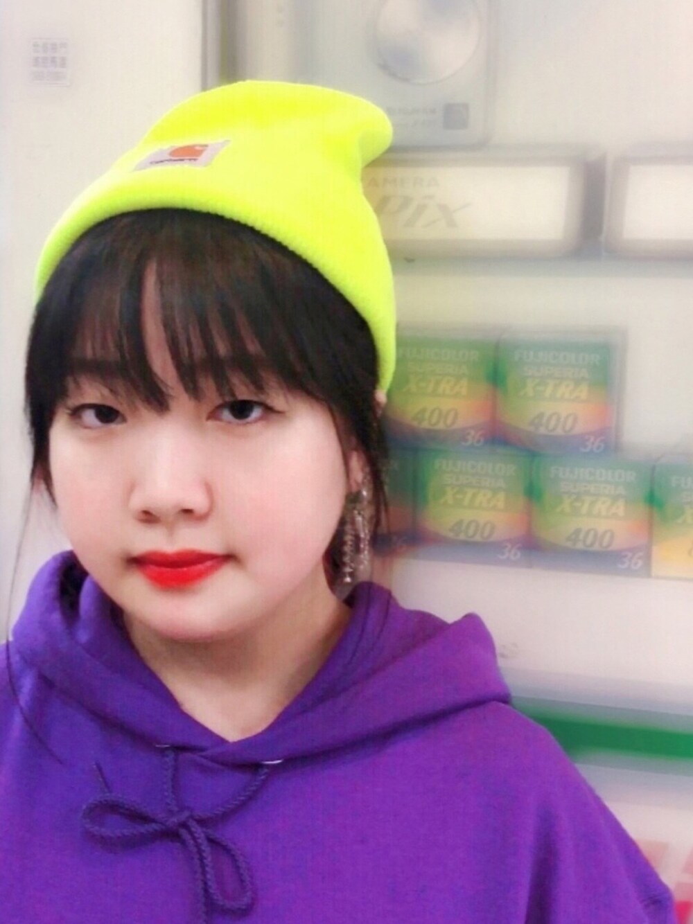 「新竹、写真屋さんで、蛍光カラー、台湾」｜「Carharttのアイテム（帽子、イエロー系）」を使った、蓉さん（レディース・153cm）の冬コーディネートの1枚目の写真