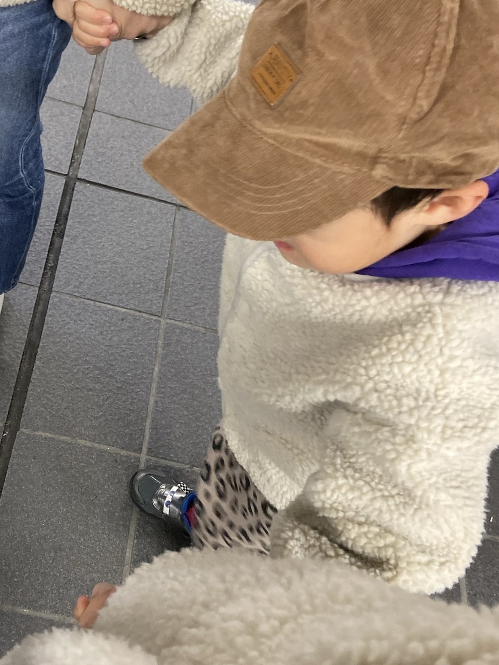 「レオパード、モコモコアウター」｜「GUのアイテム（ノーカラージャケット、ベージュ系）」を使った、kenmoxさん（キッズ・110cm）の冬コーディネートの1枚目の写真