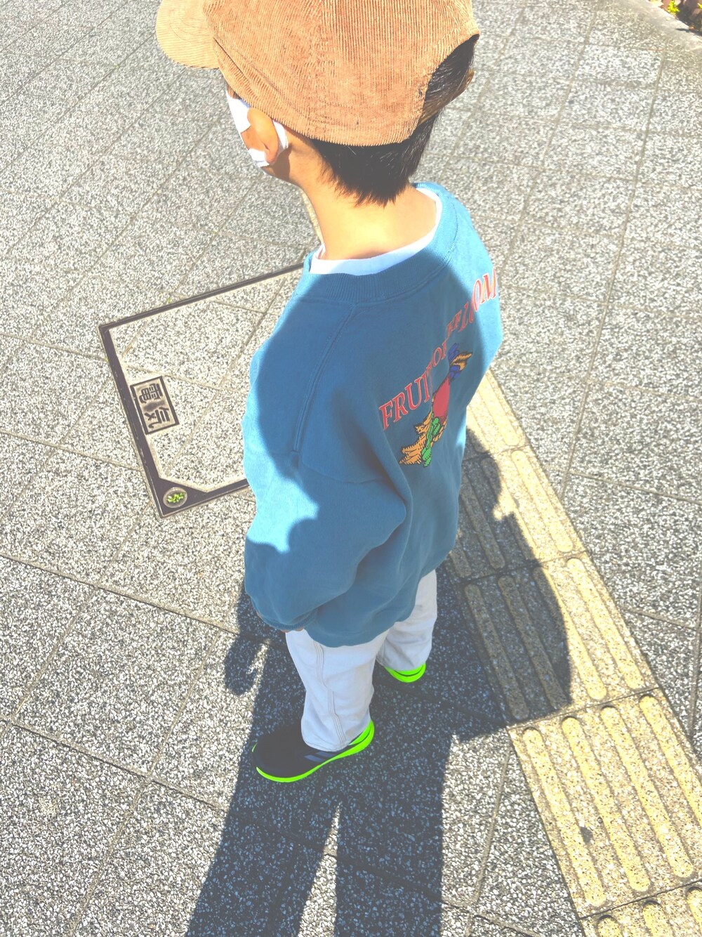 「FRUIT OF THE LOOM、キッズファッション、男の子、男の子コーデ、むすこーで」｜「FRUIT OF THE LOOMの【FRUIT OF THE LOOM】ロゴプリントトレーナー（スウェット、ブルー系）」を使った、kenmoxさん（キッズ・122cm）の春コーディネートの1枚目の写真