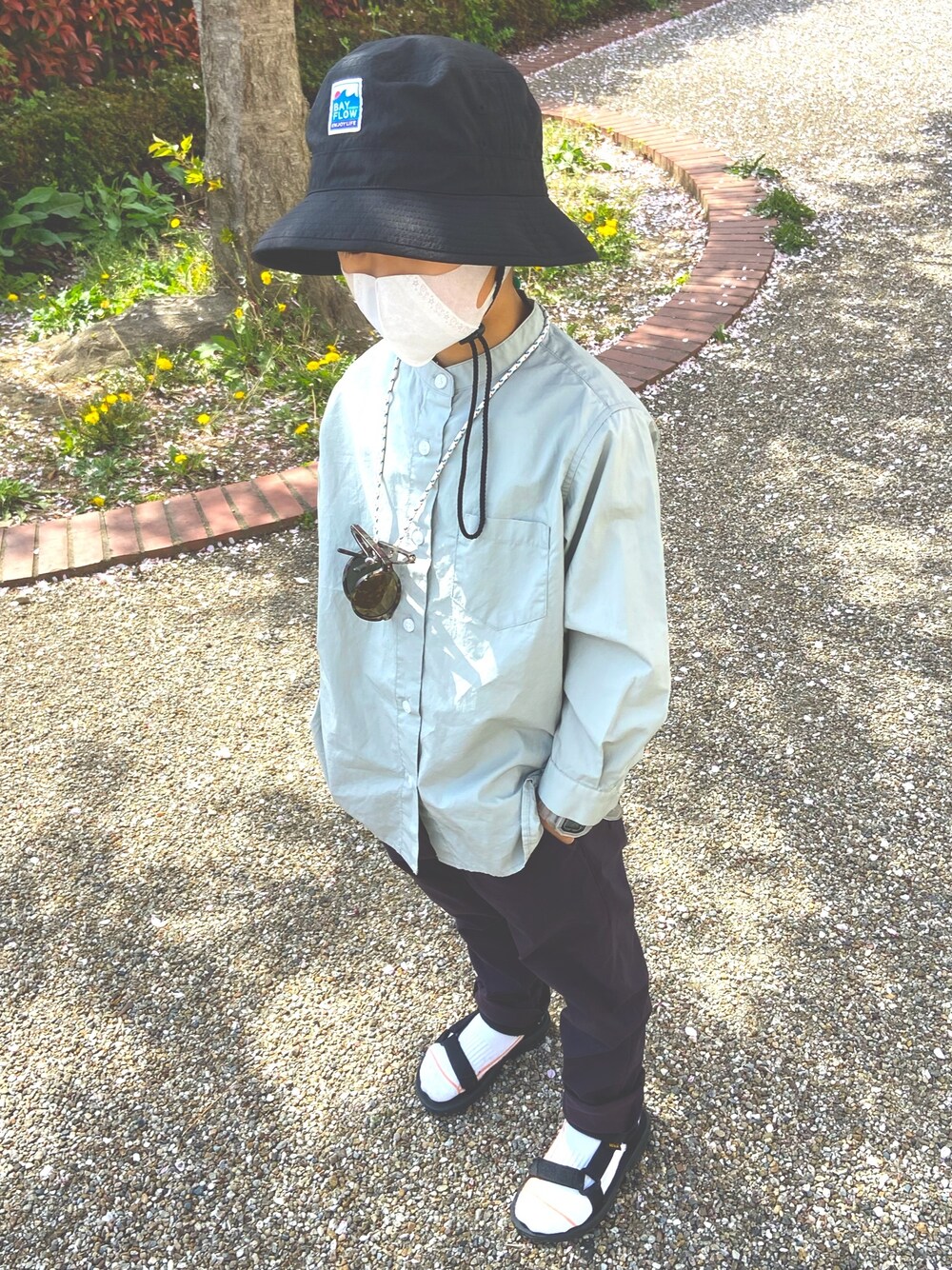 「春コーデ、むすこーで、スタンドカラー、サンダルに靴下、子供服、子供コーデ」｜「LOWRYS FARMの【KIDS】タイプライターＢＯＸシャツ　871379（シャツ/ブラウス、グリーン系）」を使った、kenmoxさん（キッズ・122cm）の春コーディネートの1枚目の写真