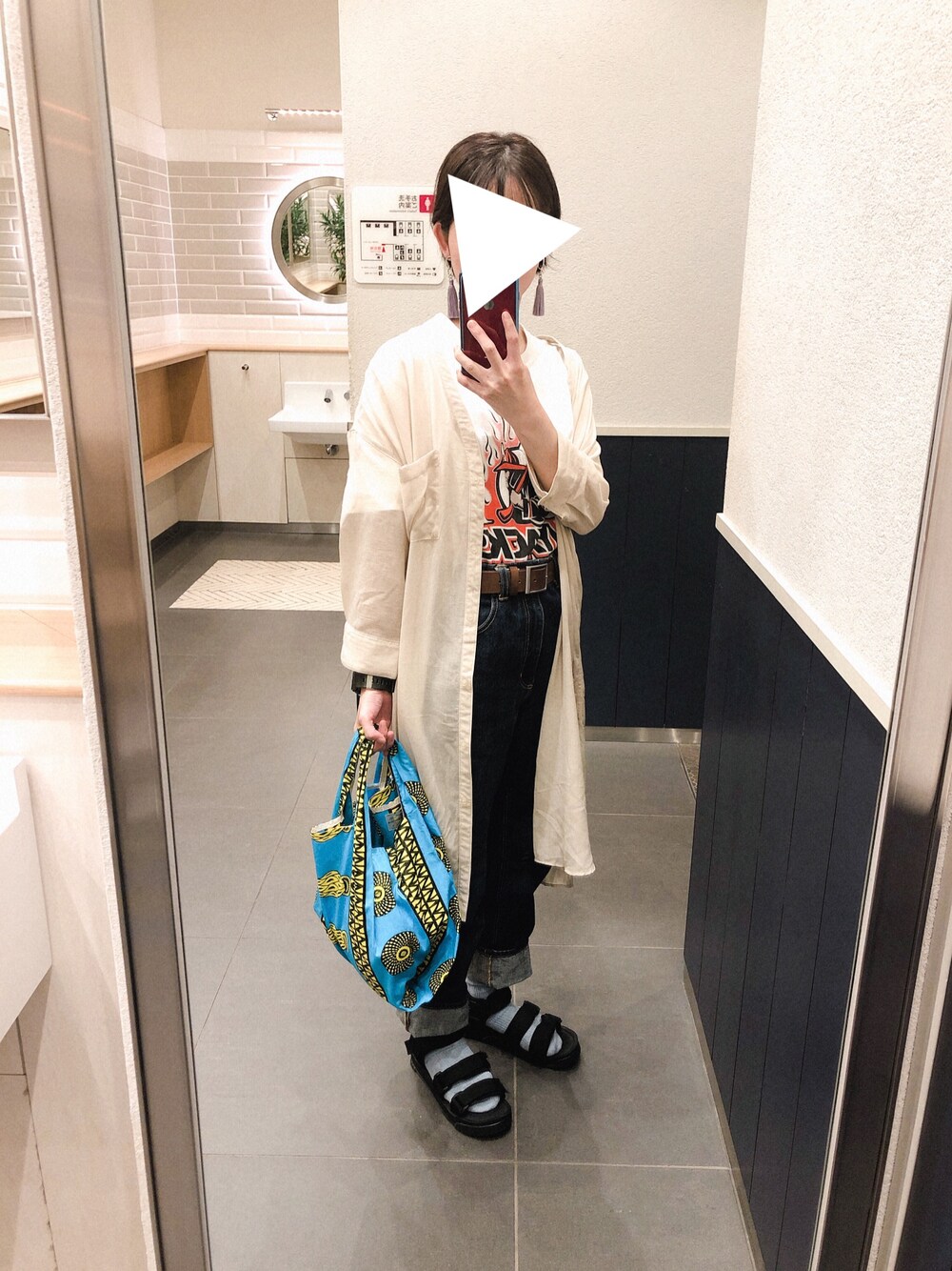 「summer、sporty、Boyfriend Jeans、GU、united arrows、ベージュコーデ、ベージュ」｜「UNITED ARROWSの＜Kanga（カンガ）＞プリント ショッパー バッグ（エコバッグ/サブバッグ、ブルー系）」を使った、７２３さん（レディース・157cm）の夏コーディネートの1枚目の写真