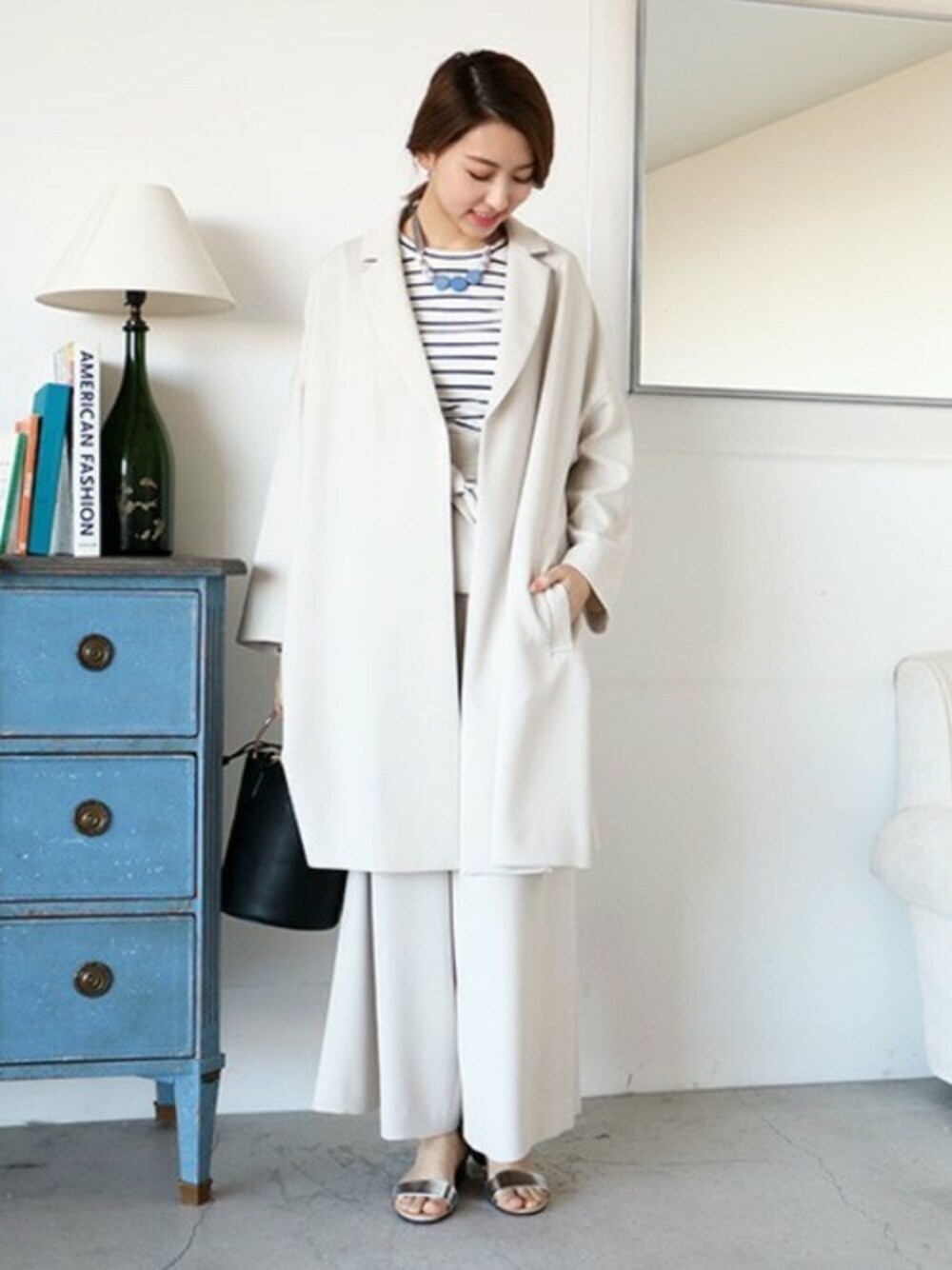 ベージュ系のその他アウター、ホワイト系のTシャツ/カットソー、シルバー系のサンダルを着用したレディースの春コーディネートの1枚目の写真