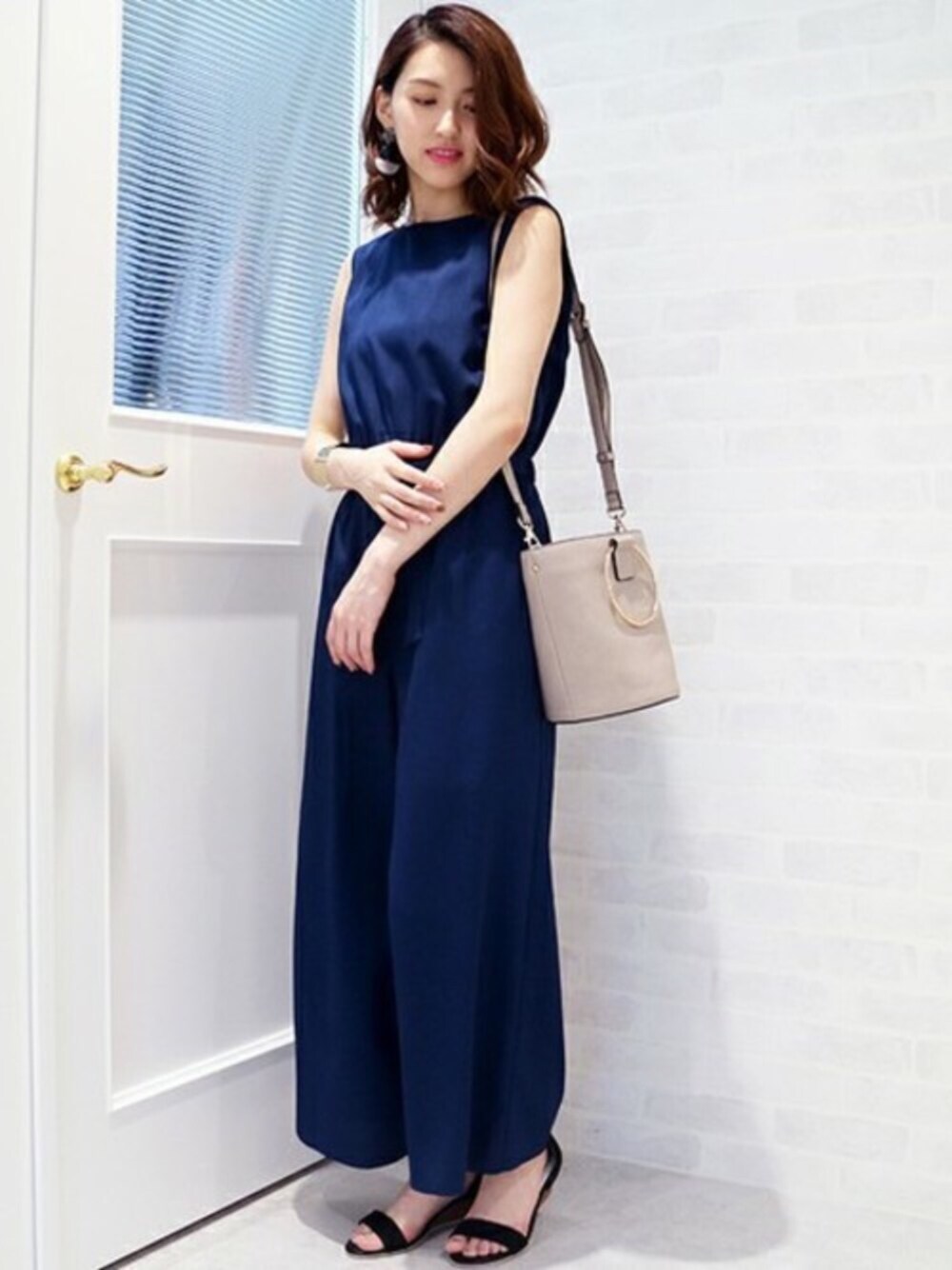 ブルー系のつなぎ/オールインワン、ブラック系のサンダルを着用したレディースの夏コーディネートの1枚目の写真