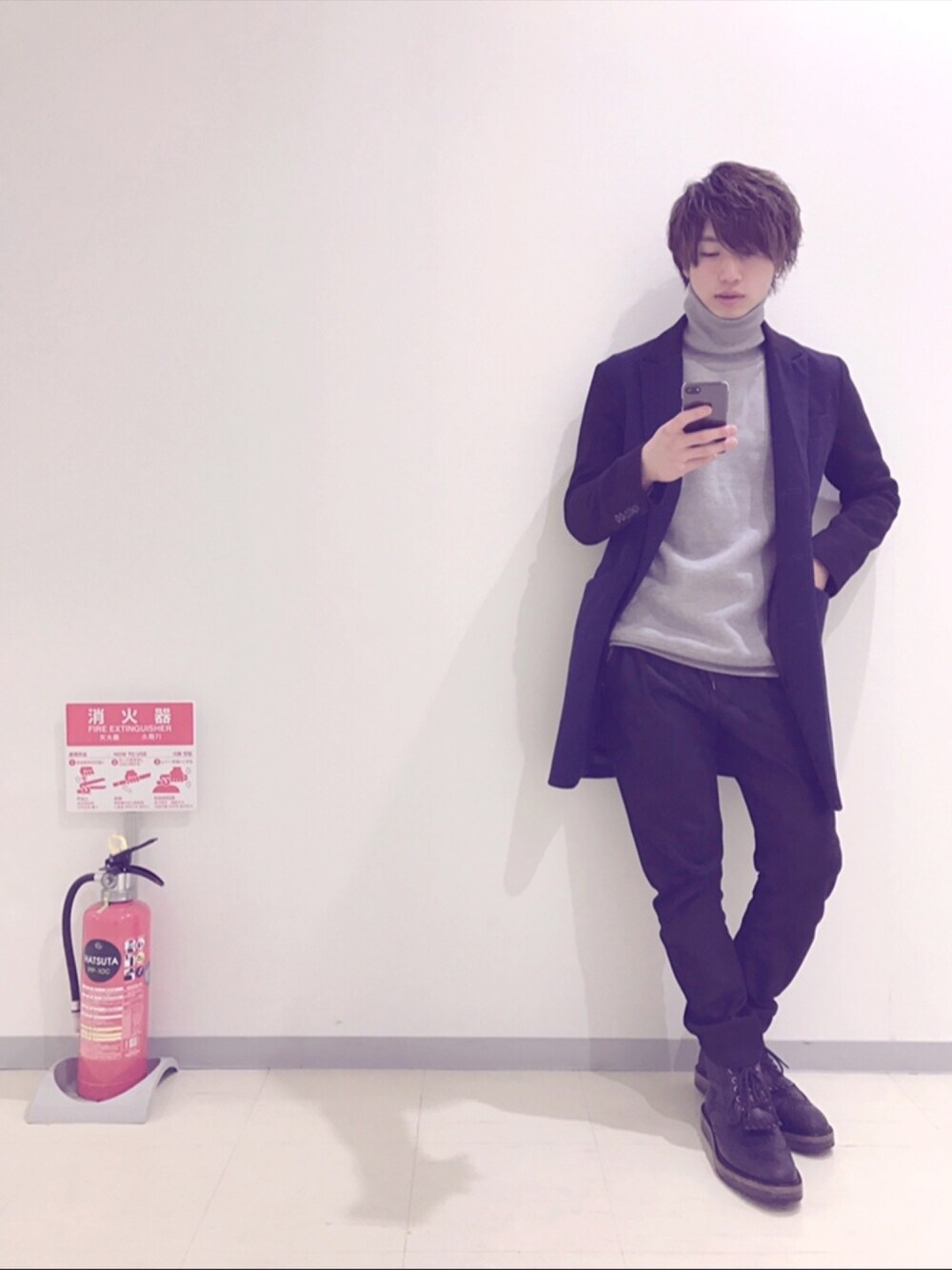 「モノトーン」｜「PARANOIDのアイテム（チェスターコート、パープル系）」を使った、TAIGAG.E.E.Kさん（メンズ・171cm）の春コーディネートの1枚目の写真