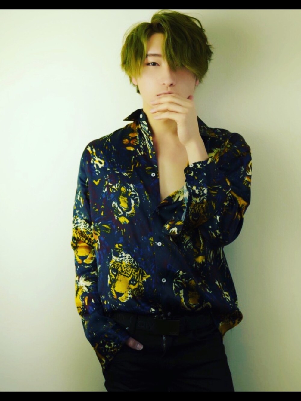 「ZARA、総柄、ルイス(Lui's)、スキニーデニム、スキニー」｜「ZARAのアイテム（シャツ/ブラウス、ブルー系）」を使った、TAIGAG.E.E.Kさん（メンズ・170cm）の夏コーディネートの1枚目の写真