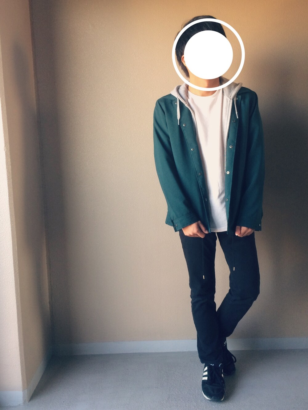 グリーン系のその他アウター、ホワイト系のニット/セーター、グレー系のパーカーを着用したメンズの秋コーディネートの1枚目の写真