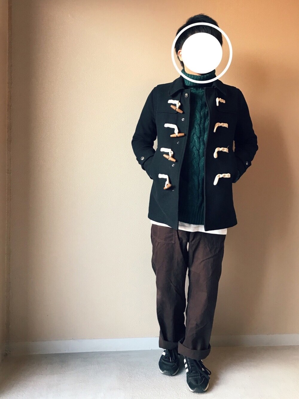 「冬、シンプル、ダッフルコート、ロングコート、黒、ワイドパンツ、ブラウン、ニット、グリーン、スニーカー」｜「Denimeのアイテム（ダウンジャケット/コート、ブラック系）」を使った、Naoさん（メンズ・169cm）の冬コーディネートの1枚目の写真