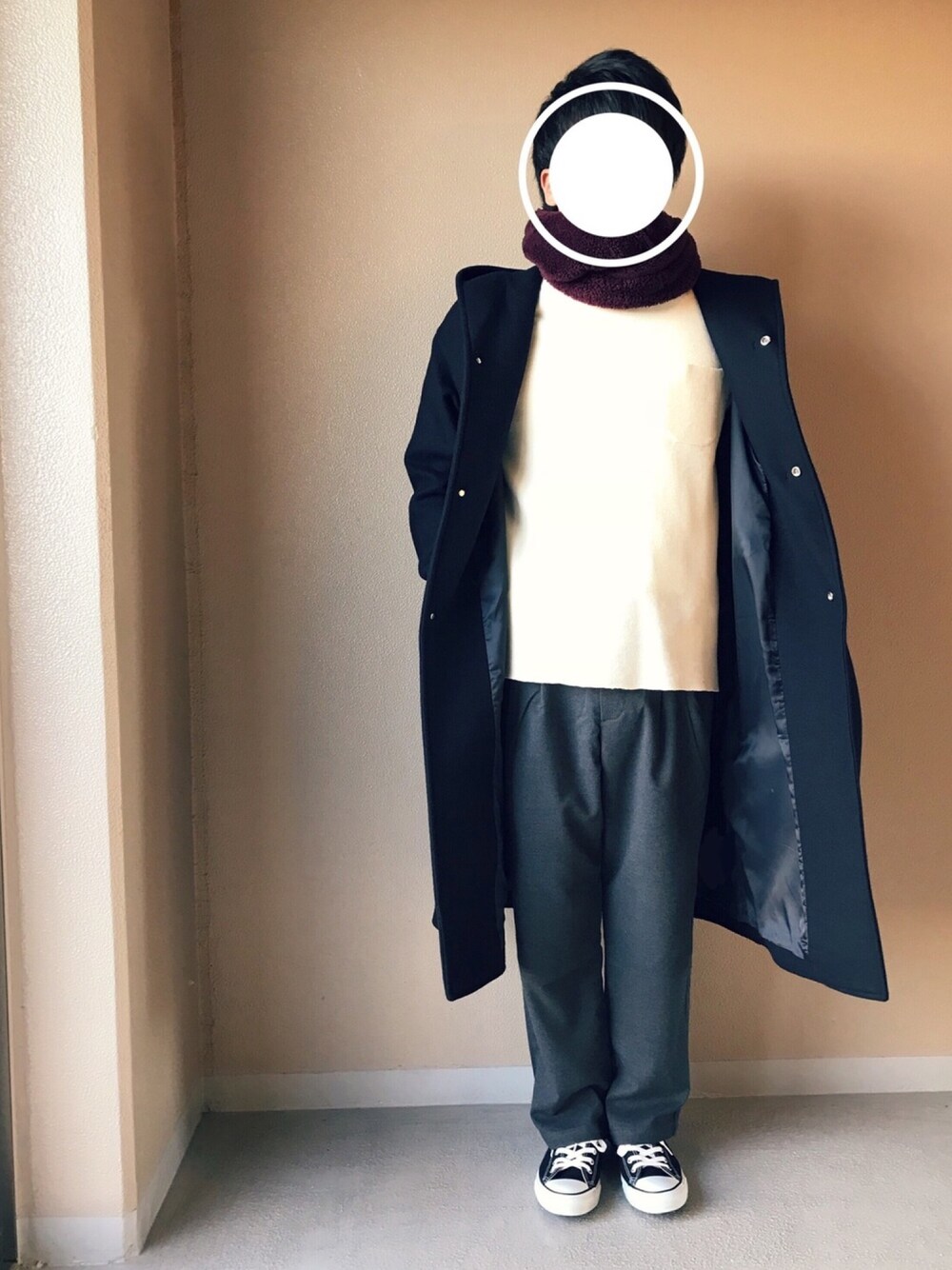 「シンプルコーデ、冬、オトナカジュアル、ラフ、フードコート、ネイビー、ワイドパンツ、グレー、ニット、コンバース」｜「CIAOPANIC TYPYのアイテム（マフラー、パープル系）」を使った、Naoさん（メンズ・169cm）の冬コーディネートの1枚目の写真