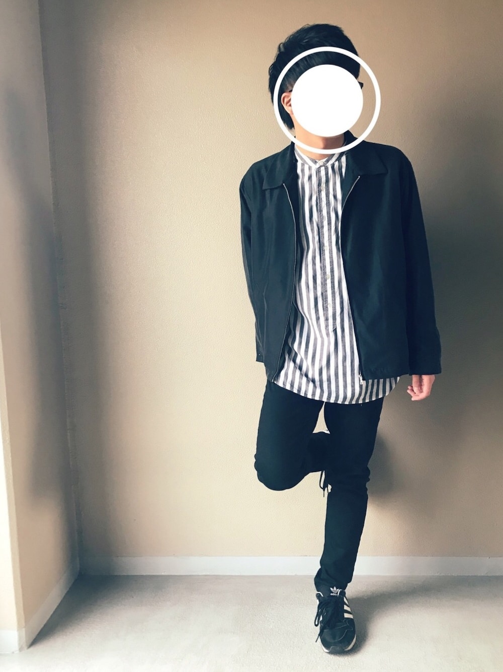 その他のシャツ/ブラウス、ブラック系のブルゾン、ブラック系のデニムパンツを着用したメンズの春コーディネートの1枚目の写真