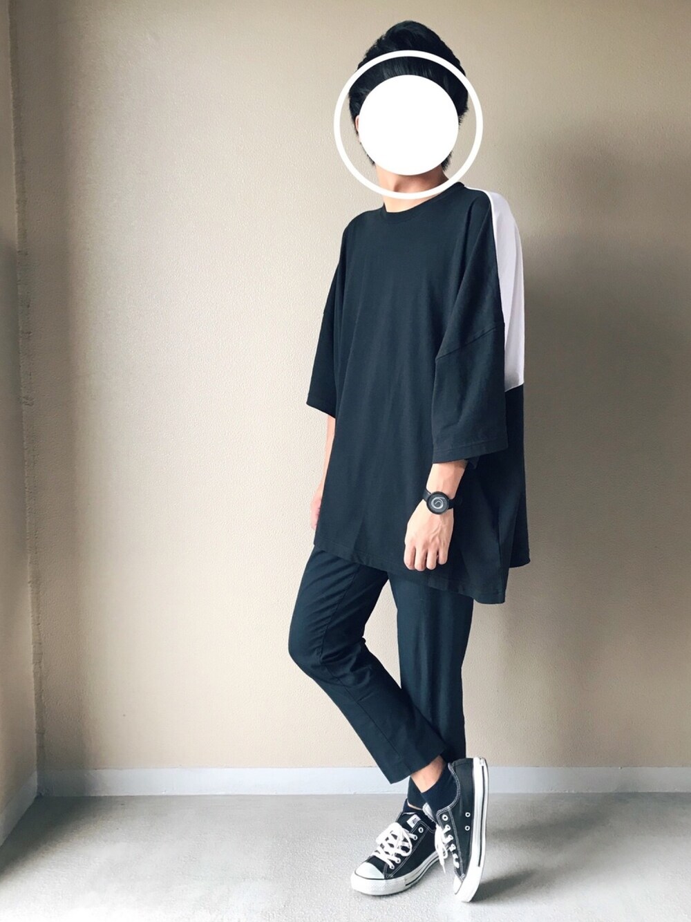 ブラック系のTシャツ/カットソー、ブラック系のデニムパンツ、ブラック系のスニーカーを着用したメンズの夏コーディネートの1枚目の写真