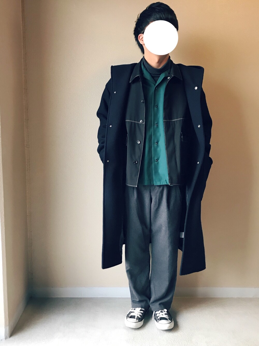 「シンプル、フードコート、ジャケット、黒、オープンカラーシャツ、グリーン、ワイドパンツ、グレー、アウターONアウター、コート」｜「HAREのウールBIGフードコート(HARE)（チェスターコート、ブルー系）」を使った、Naoさん（メンズ・170cm）の冬コーディネートの1枚目の写真