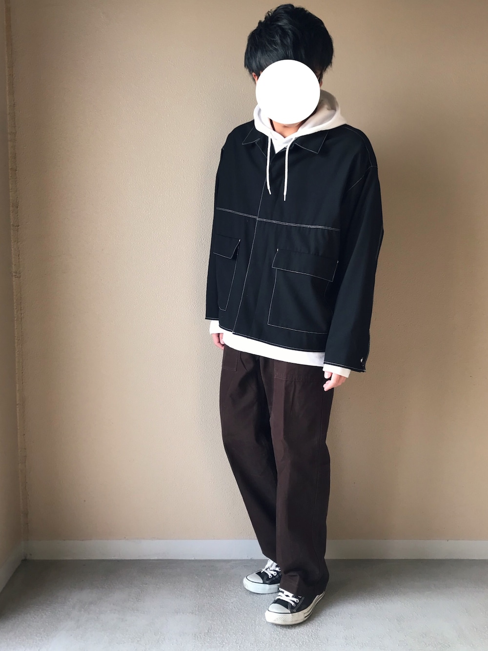 「春コーデ、シンプル、パーカー、白、ジャケット、黒、ブラック、ワイドパンツ、ブラウン、スニーカー」｜「HAREのTRステッチGジャン(HARE)（ブルゾン、ブラック系）」を使った、Naoさん（メンズ・170cm）の冬コーディネートの1枚目の写真