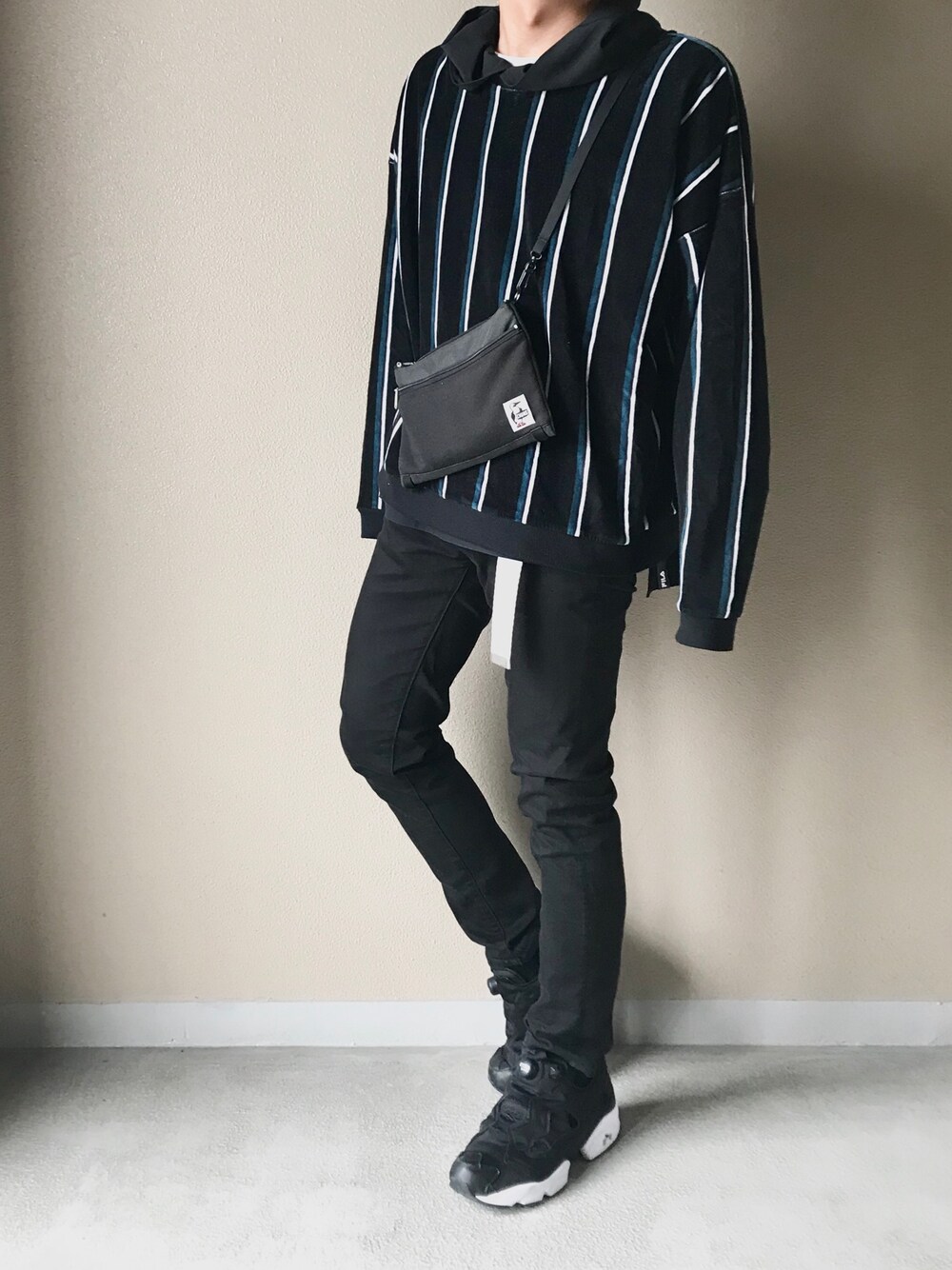 ブラック系のスウェット、ブラック系のパーカー、ブラック系のデニムパンツを着用したメンズの春コーディネートの1枚目の写真