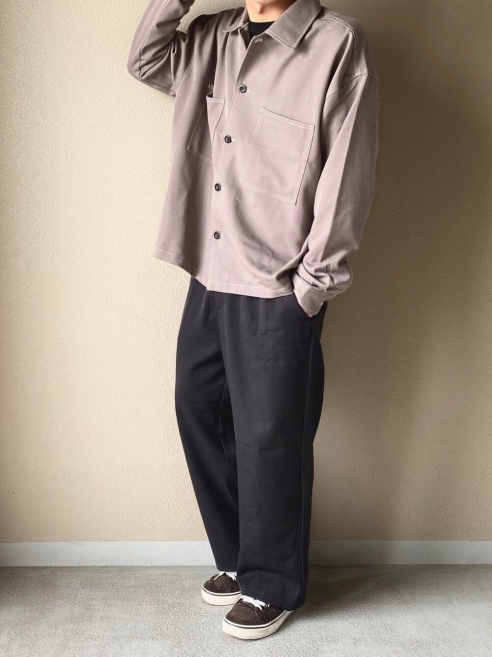 ブラウン系のシャツ/ブラウス、ブラック系のTシャツ/カットソー、ブラック系のその他パンツを着用したメンズの冬コーディネートの1枚目の写真